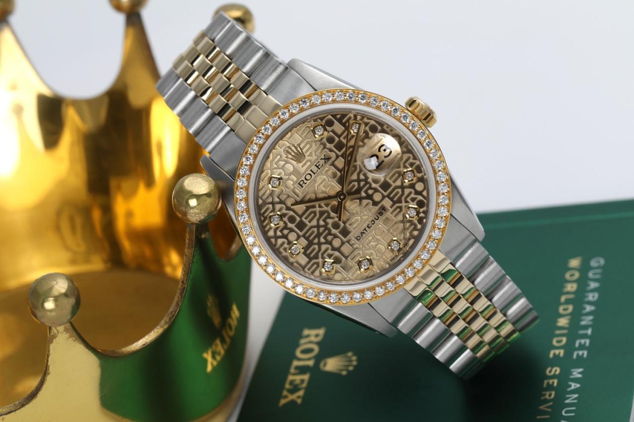 Rolex 36mm Datejust Lunette diamant avec design discret Jubilé Champagne Cadran diamant 16013
Cette montre est dans un état comme neuf. Elle a été polie, entretenue et ne présente aucune rayure ou imperfection visible. Toutes nos montres bénéficient