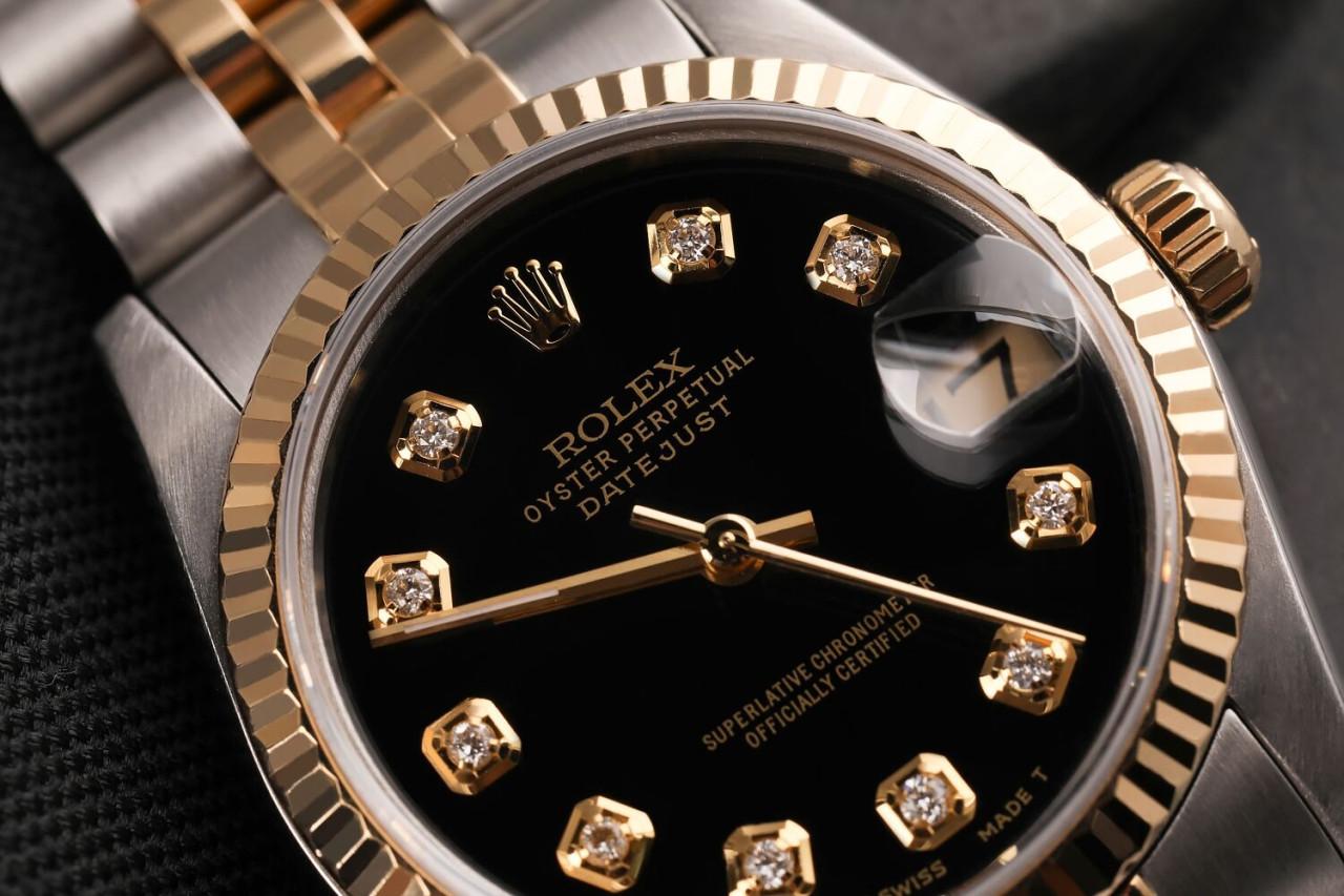 Rolex 36mm Datejust schwarzes Diamant-Zifferblatt 18k Gelbgold geriffelte Lünette Jubilee zwei Ton Uhr 16013.
Diese Uhr ist in neuwertigem Zustand. Es wurde poliert, gewartet und hat keine sichtbaren Kratzer oder Flecken. Alle unsere Uhren werden
