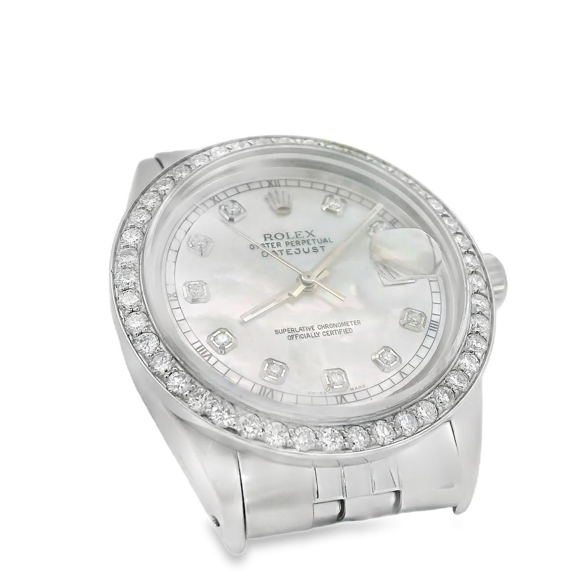 Cette Rolex DateJust Oyster Perpetual en acier inoxydable avec bracelet jubilé de 36 mm, référence 1601, est une montre classique et emblématique. Le boîtier et le mouvement sont tous d'origine Rolex. 

L'ajout d'une lunette en diamant naturel faite