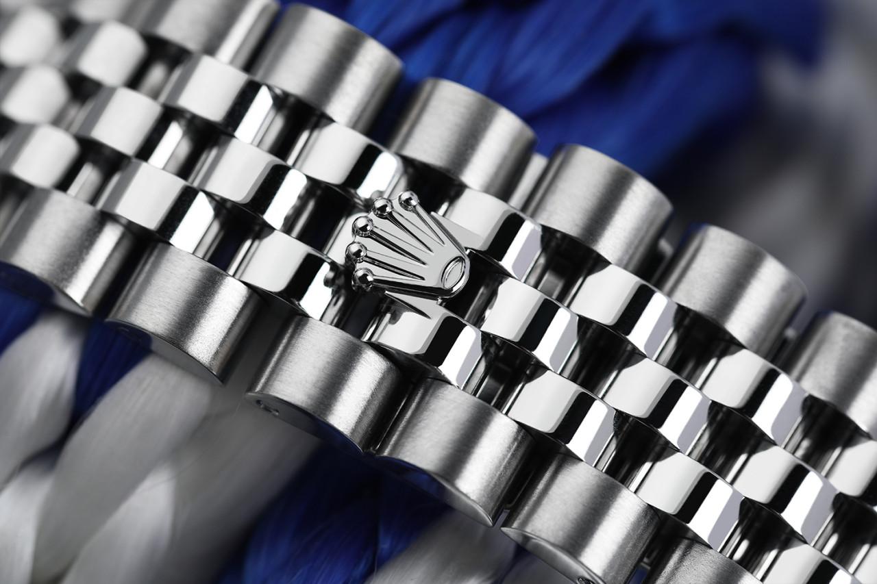 Rolex Montre Datejust New Style personnalisée avec lunette en diamants, cadran bleu Vignette en diamants Excellent état - En vente à New York, NY
