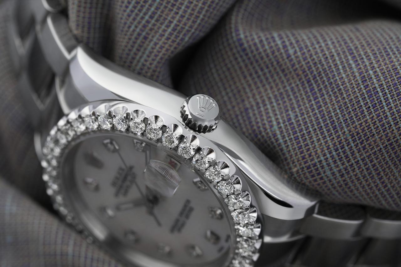 Rolex 36mm Datejust New Style Lunette personnalisée avec diamants, cadran en nacre blanche Oyster 116234
Cette montre est dans un état comme neuf. Elle a été polie, entretenue et ne présente aucune rayure ou imperfection visible. Toutes nos montres
