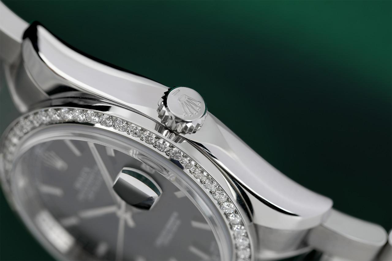 Montre Rolex Datejust 36 mm à cadran noir indexé en acier inoxydable avec lunette en diamant et bracelet Oyster 116200
Cette montre est dans un état comme neuf. Elle a été polie, entretenue et ne présente aucune rayure ou imperfection visible.