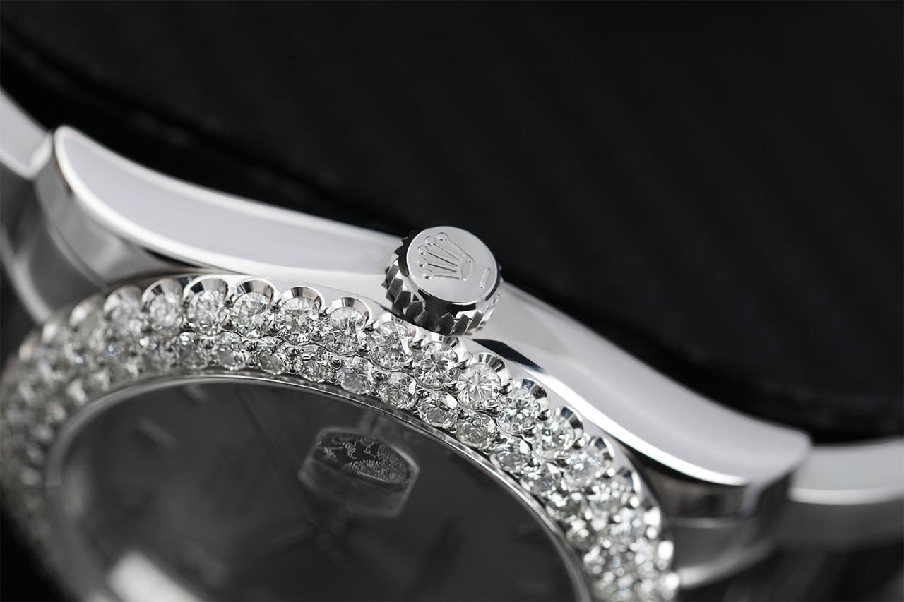 Rolex 36mm Datejust Lunette à deux rangs de diamants, cadran argenté à chiffres romains Bracelet Oyster SS 116234
Cette montre est dans un état comme neuf. Elle a été polie, entretenue et ne présente aucune rayure ou imperfection visible. Toutes nos