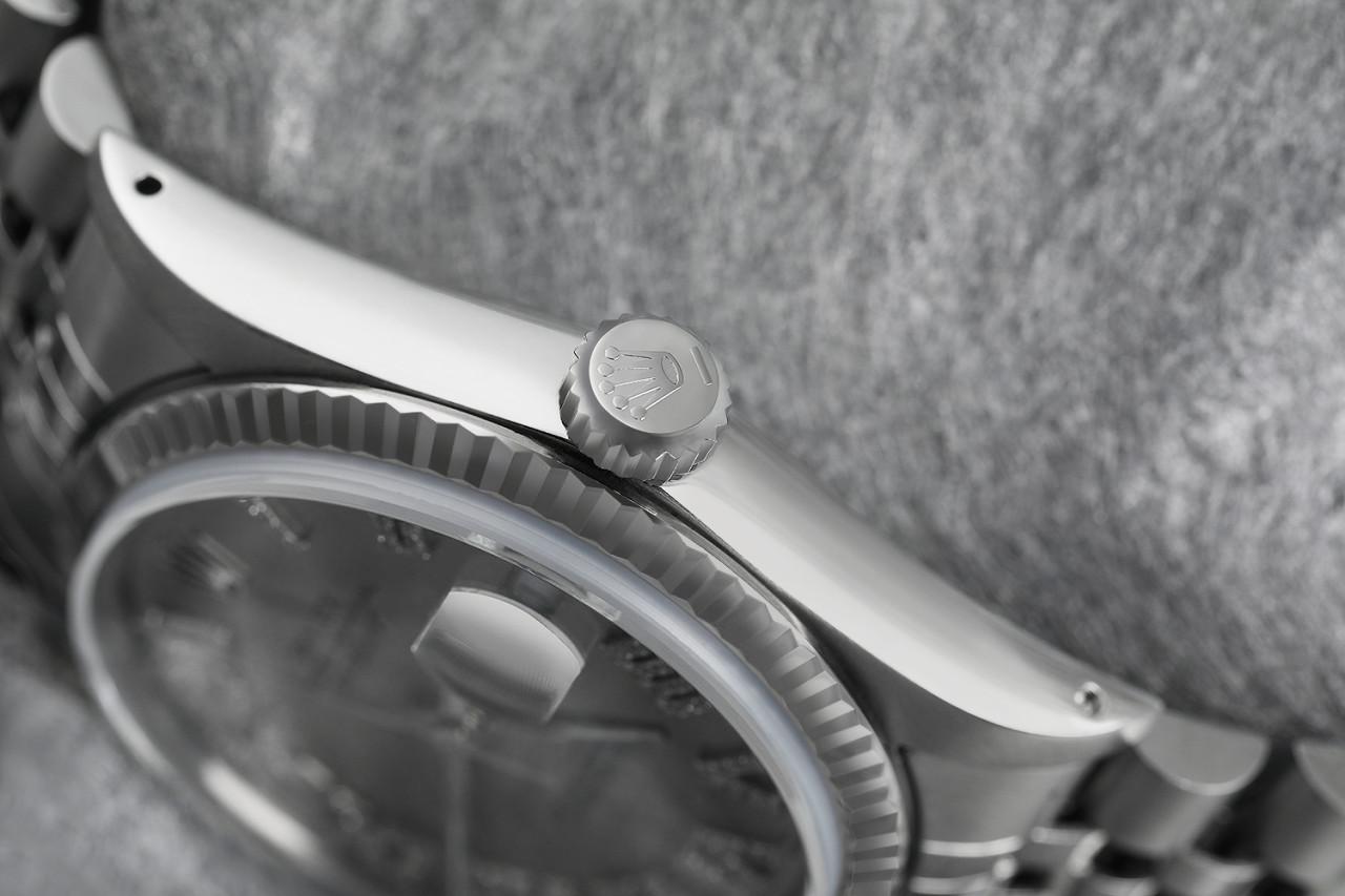 Rolex 36mm Datejust Stainless Steel Silver Dial Diamond Roman Numerals Jubilee Band 16014.
Cette montre est dans un état comme neuf. Elle a été polie, entretenue et ne présente aucune rayure ou imperfection visible. Toutes nos montres bénéficient