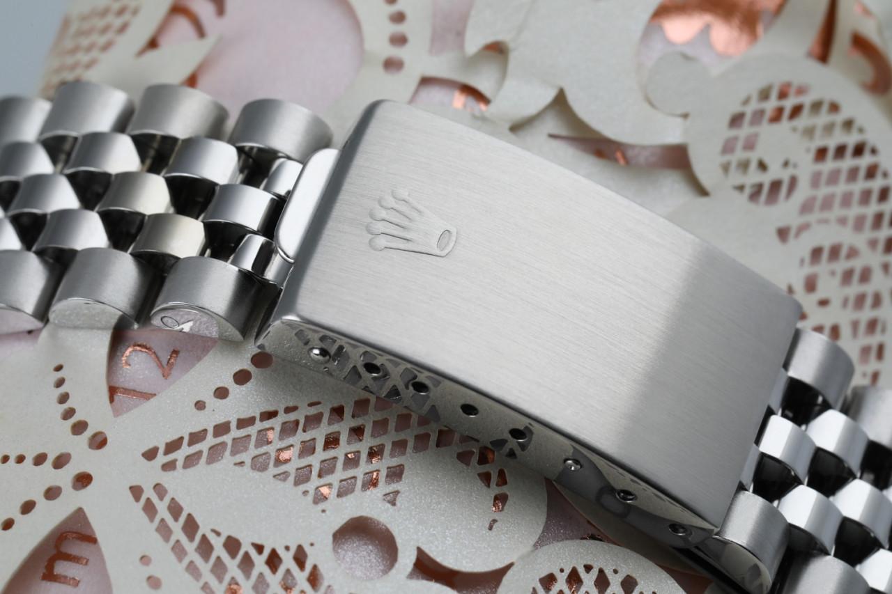 Rolex 36mm Datejust Silber-Edelstahl-Uhr mit geriffelter Lünette im Zustand „Hervorragend“ im Angebot in New York, NY