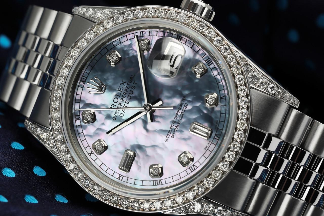 Montre Rolex Datejust 36mm cadran nacre de Tahiti avec diamants automatique en acier inoxydable 16014.
Cette montre est dans un état comme neuf. Elle a été polie, entretenue et ne présente aucune rayure ou imperfection visible. Toutes nos montres