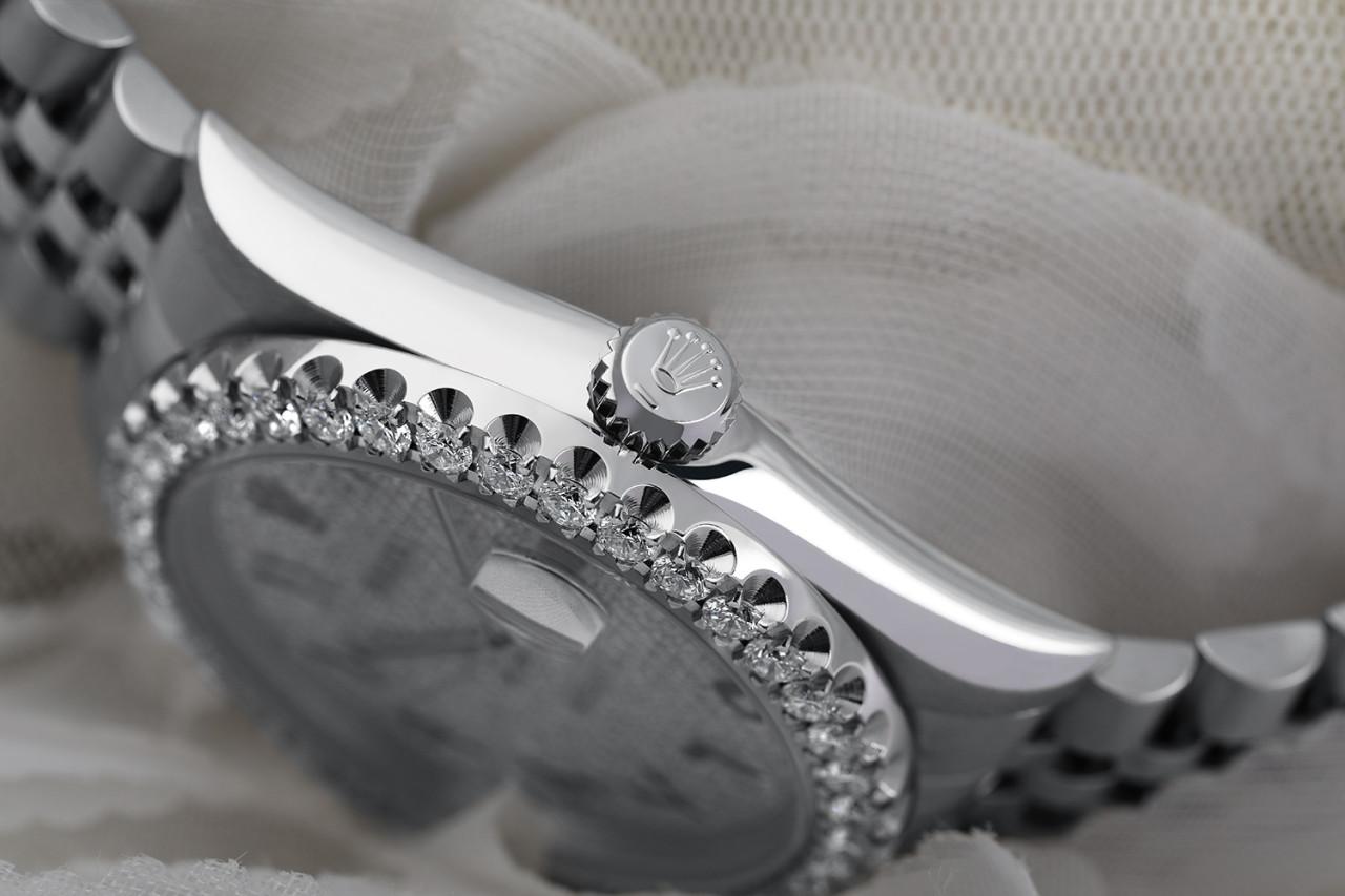Montre unisexe Rolex Datejust 36 mm en acier inoxydable avec cadran et lunette pavés de diamants 16014.
Cette montre est dans un état comme neuf. Elle a été polie, entretenue et ne présente aucune rayure ou imperfection visible. Toutes nos montres