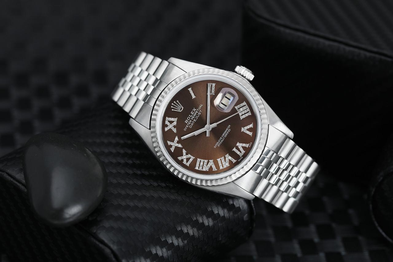 Rolex 36mm Datejust Acier inoxydable Cadran chocolat Diamant Chiffres romains Bracelet Jubilé 16014.
Cette montre est dans un état comme neuf. Elle a été polie, entretenue et ne présente aucune rayure ou imperfection visible. Toutes nos montres