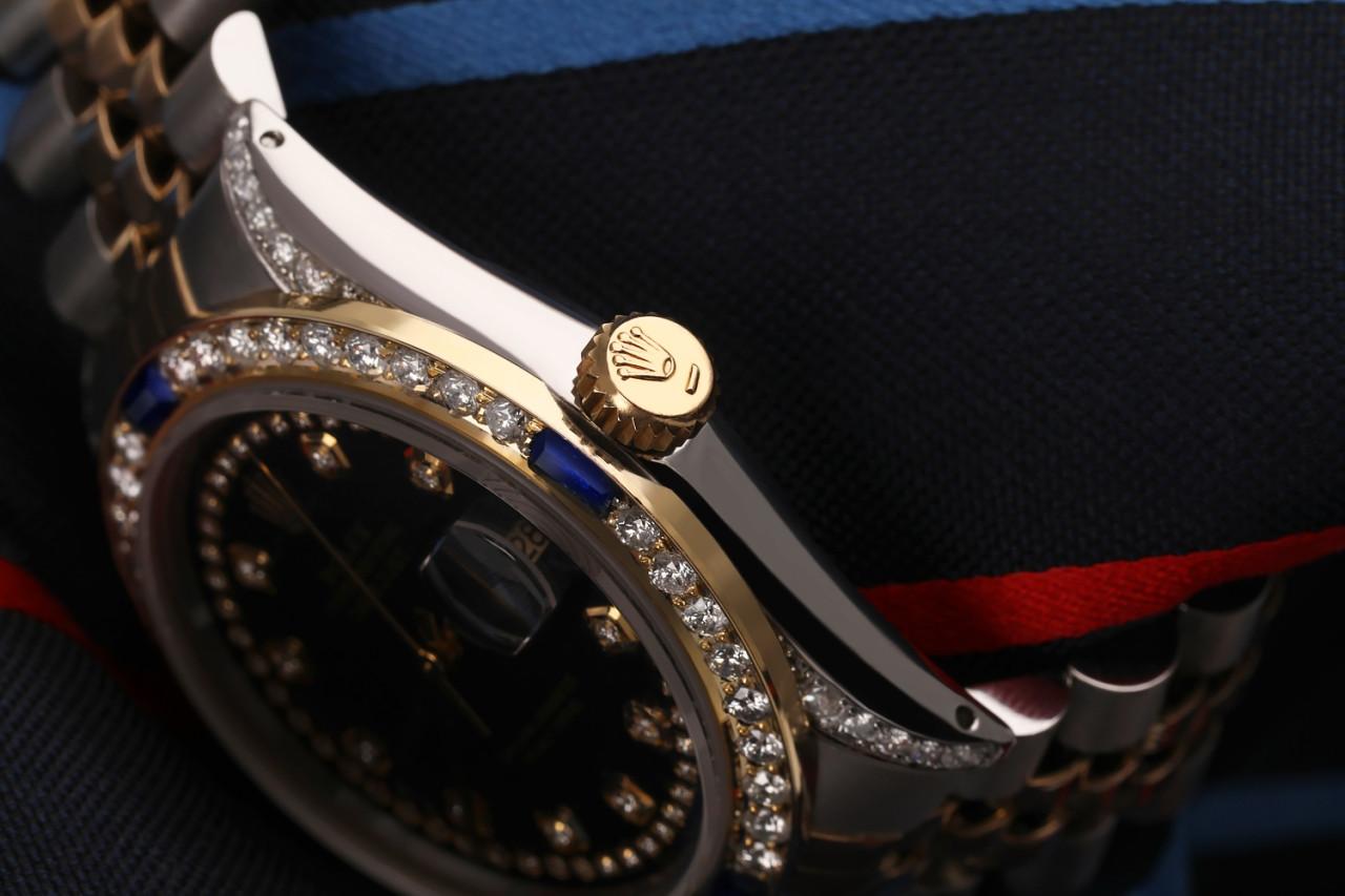 Herren Rolex 36mm Datejust zwei Ton schwarz Farbe String Diamant Akzent Zifferblatt Lünette + Lugs + Saphire 16013
Diese Uhr ist in neuwertigem Zustand. Es wurde poliert, gewartet und hat keine sichtbaren Kratzer oder Flecken. Alle unsere Uhren