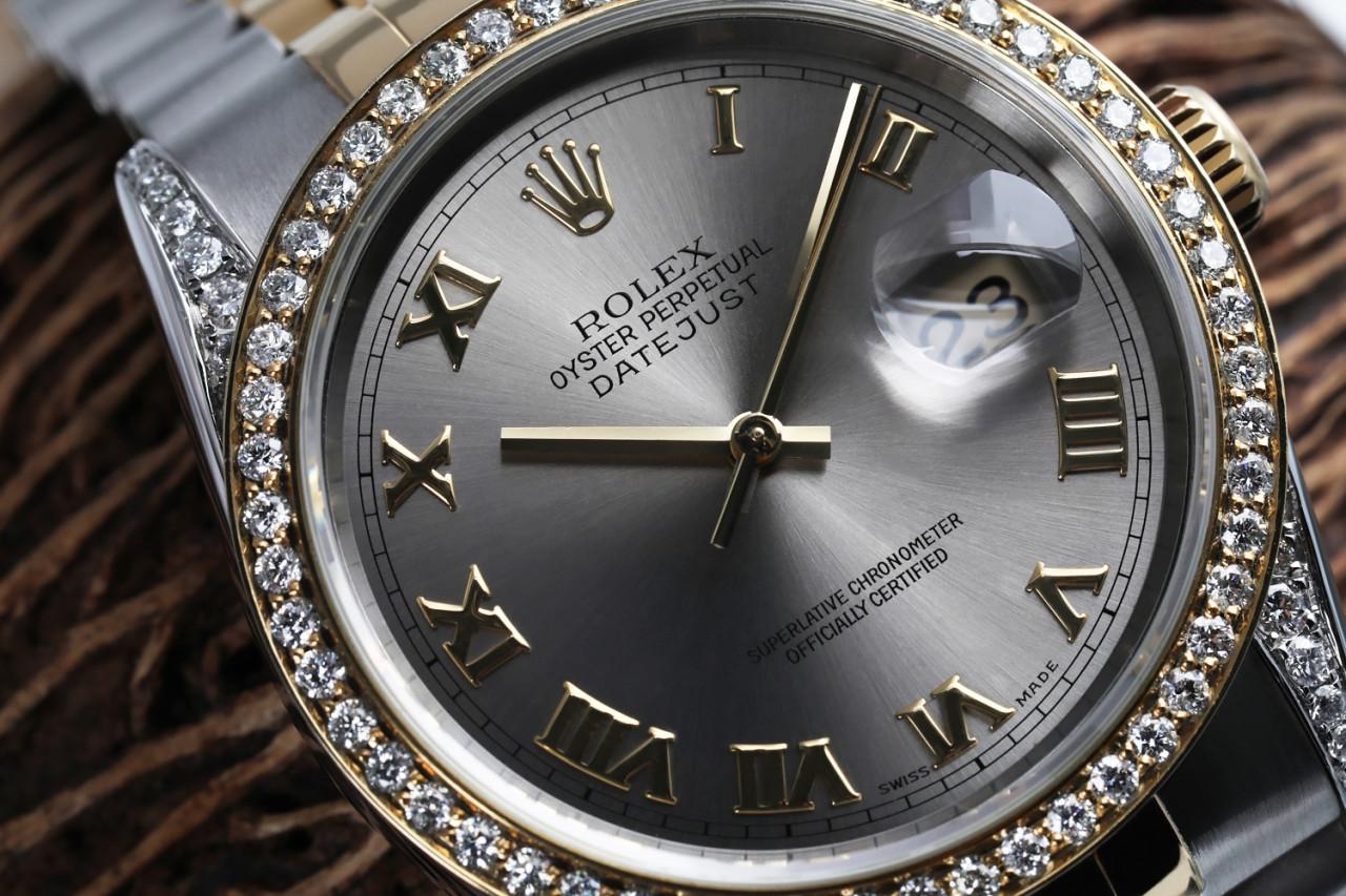 Rolex 36mm Datejust Two Tone Diamond Bezel & Lugs Slate Grey Roman Numeral Dial 16013.
Cette montre est dans un état comme neuf. Elle a été polie, entretenue et ne présente aucune rayure ou imperfection visible. Toutes nos montres bénéficient d'une