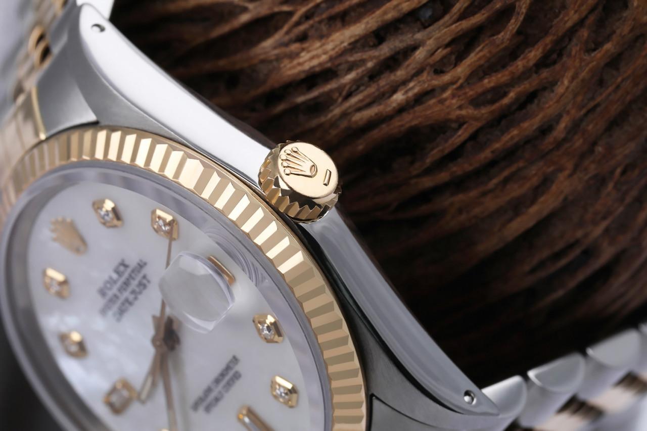 Taille ronde Rolex Montre Datejust en nacre blanche avec cadran en diamants baguettes et ronds en vente