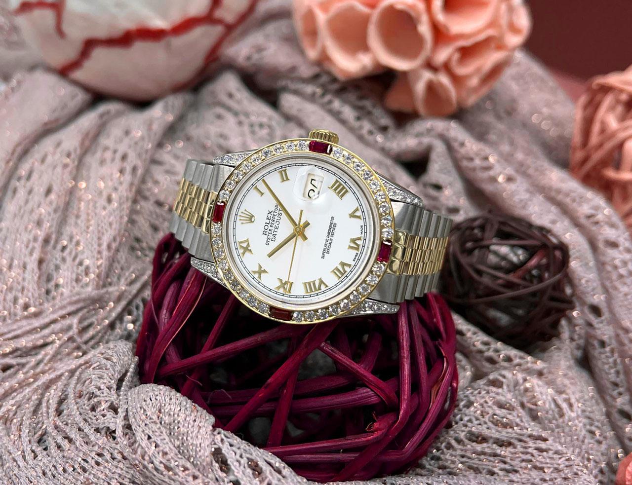 Rolex Datejust 36mm Weißes Römisches Zifferblatt Diamanten Lugs/Lünette Diamant und Rubin Uhr

Wir sind sehr stolz darauf, diesen Zeitmesser zu präsentieren, der sich in einem tadellosen Zustand befindet. Er wurde professionell poliert und gewartet,