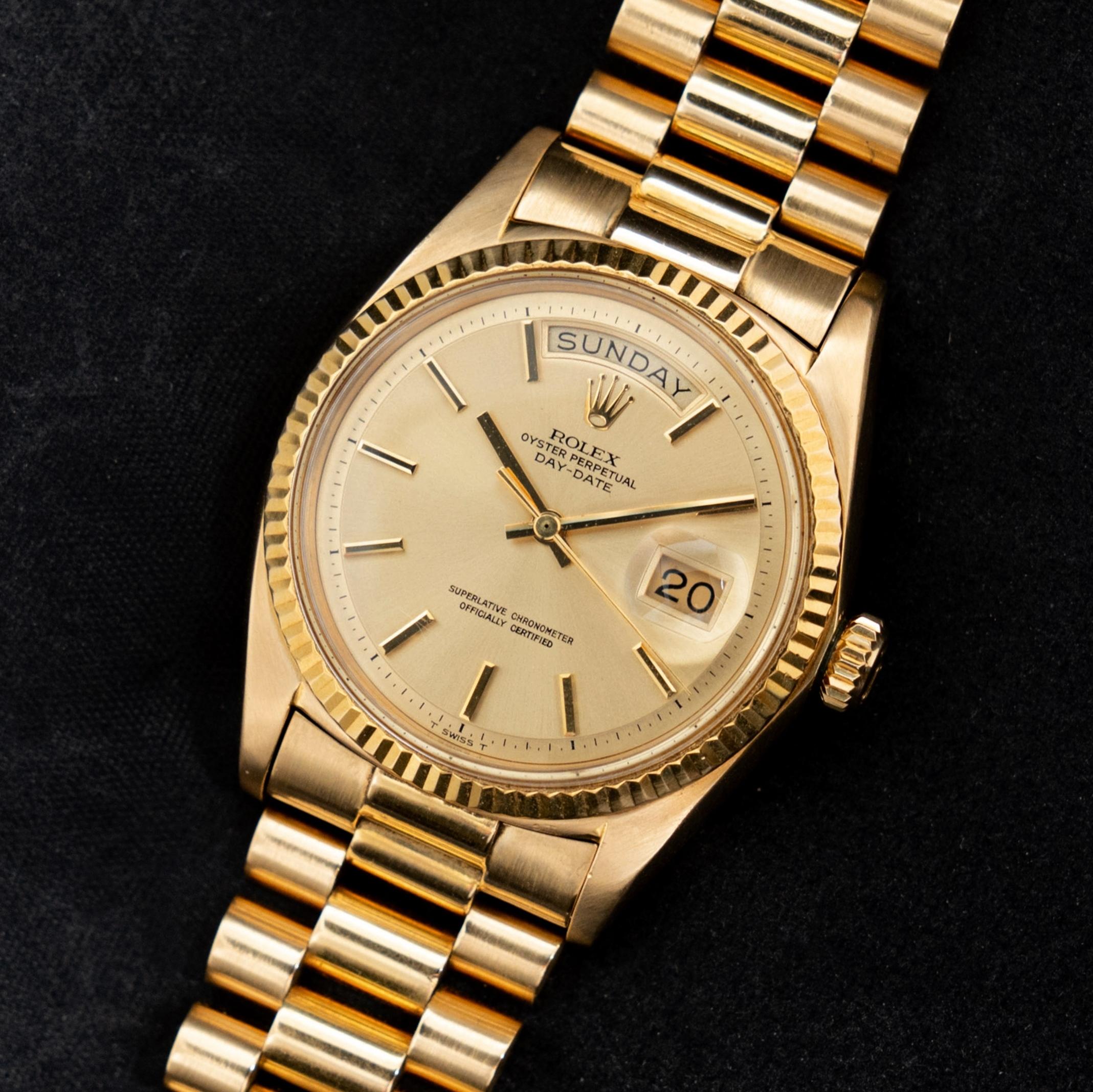 Marke: Vintage By Rolex
Modell: 1803
Jahr: 1970
Seriennummer: 25xxxxx
Referenz: C03904

Gehäuse: 18K Gelbgold 36mm ohne Krone; zeigt Gebrauchsspuren mit leichter Politur von früher; Gehäuseboden gestempelt 1803

Zifferblatt: Excellent Aged Condition
