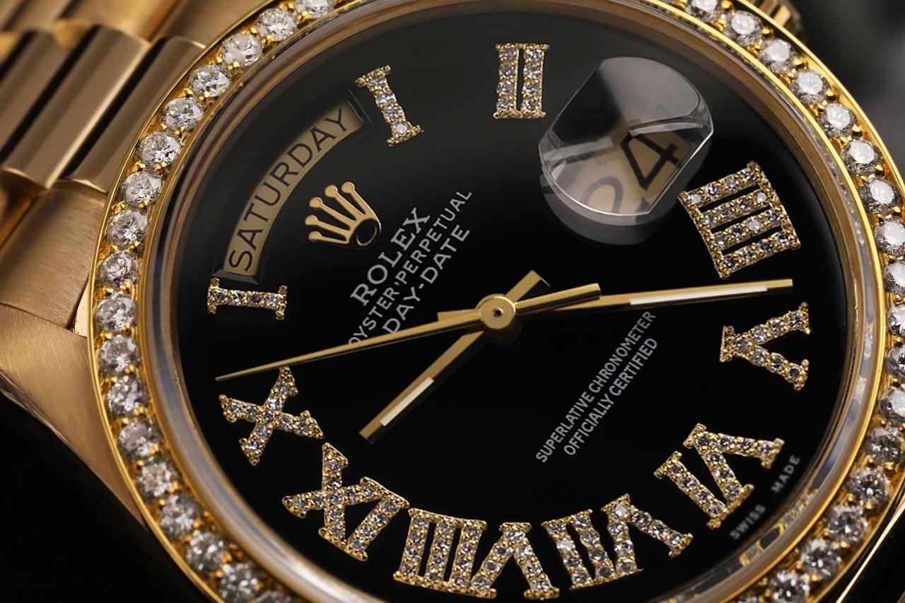 Rolex 36mm Presidential 18kt Gold Black Roman Diamond Numeral Dial Diamond Bezel 18038.
Cette montre est dans un état comme neuf. Elle a été polie, entretenue et ne présente aucune rayure ou imperfection visible. Toutes nos montres bénéficient d'une