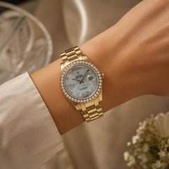 Orologio Rolex Day-Date Masterpiece da 39 mm con quadrante in madreperla e diamanti, in oro giallo 18 carati
