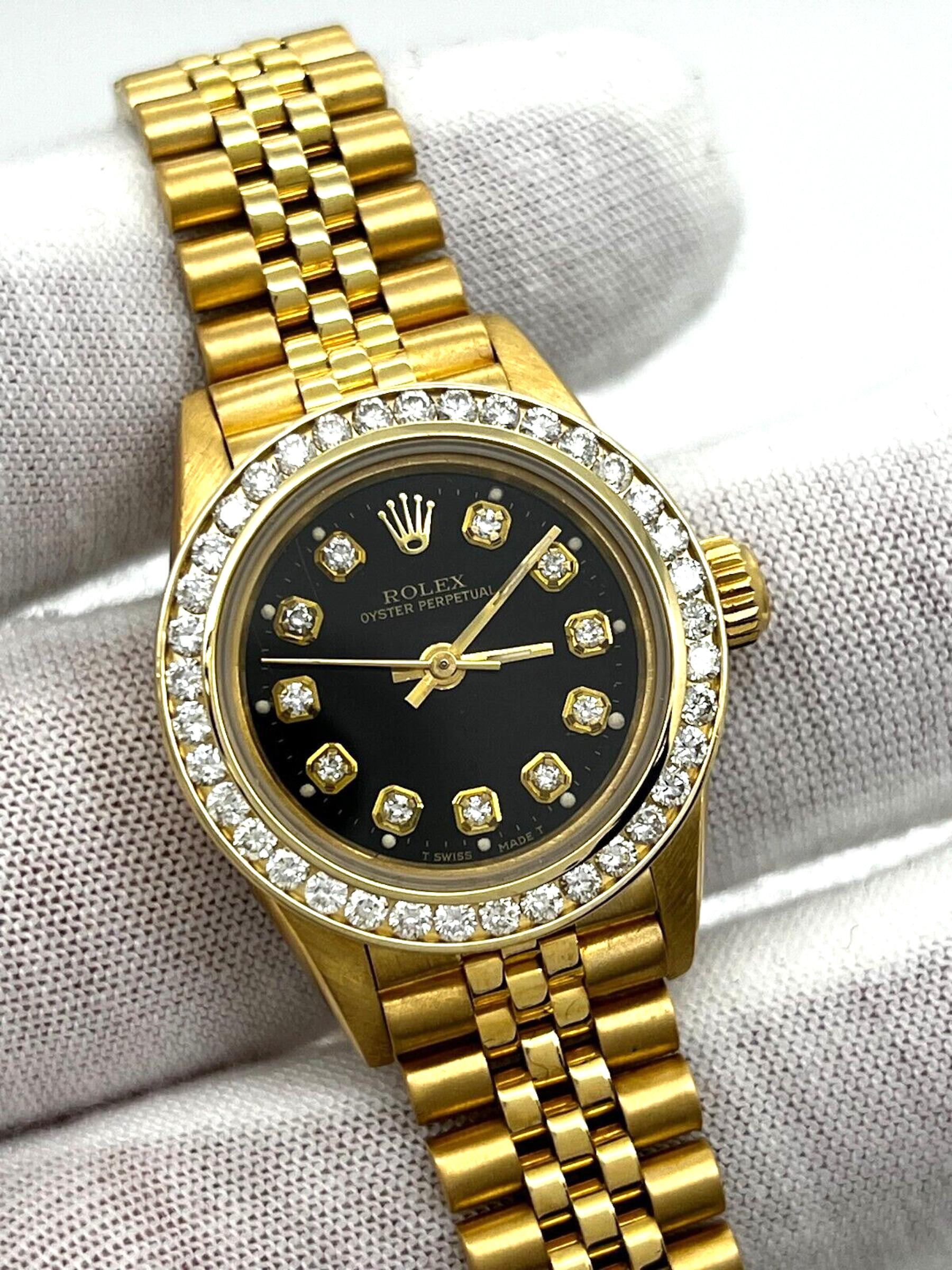 Stilnummer: 67198

Seriennummer: R776532

Jahr: 1988
 
Modell: Damen Oyster Perpetual 
 
MATERIAL des Gehäuses: 18K Gelbgold 
 
Band: 18K Gelbgold 
 
Lünette: Kundenspezifische Diamantlünette 
 
Zifferblatt: Refinished Black Diamond Zifferblatt
