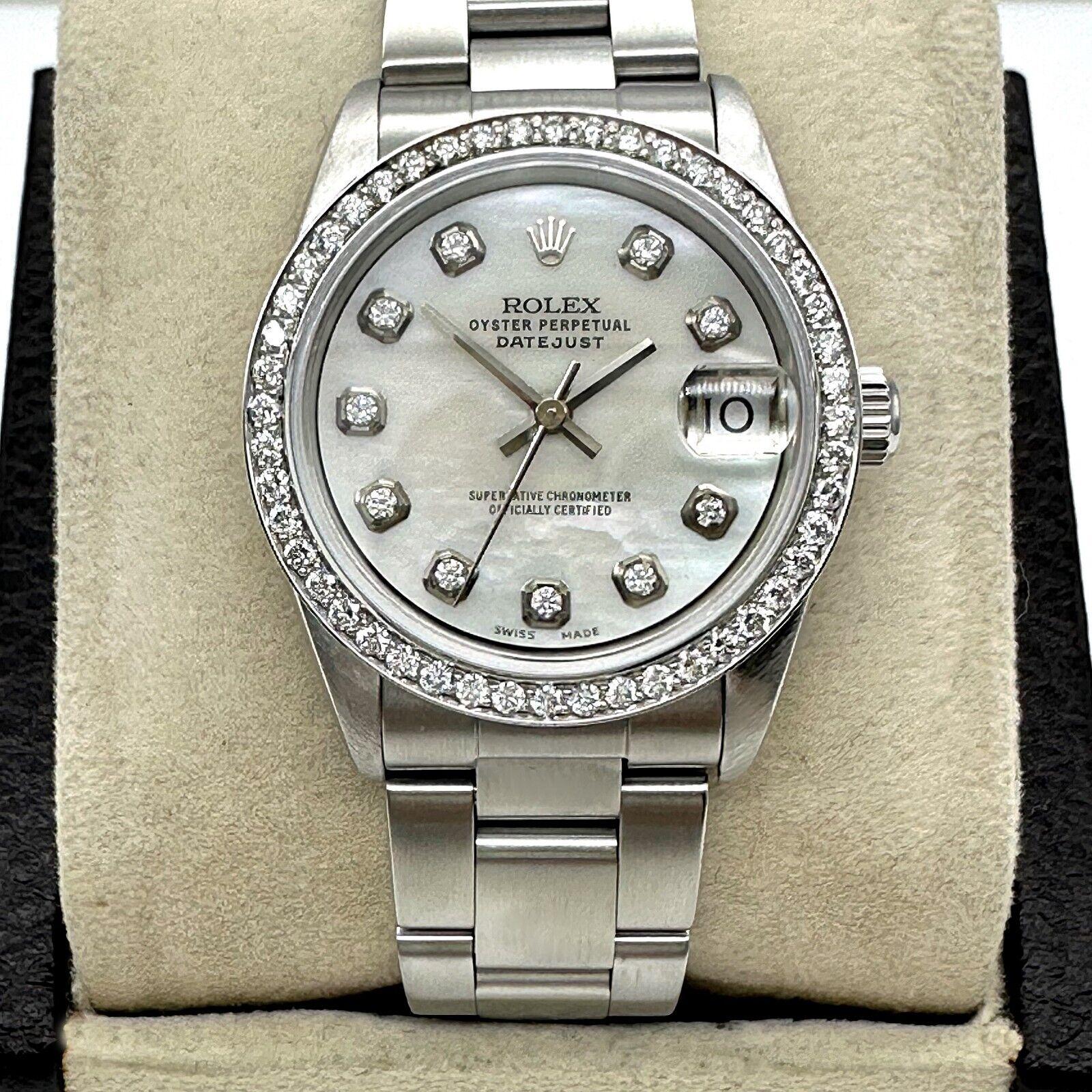 Stilnummer: 68240

Seriennummer: U943***

Jahr: 1997

Modell: Midsize Datejust 

MATERIAL des Gehäuses: Rostfreier Stahl

Band: Rostfreier Stahl

Lünette: Kundenspezifische Diamantlünette

Zifferblatt: Refinished White MOP Diamond Dial 

Gesicht: