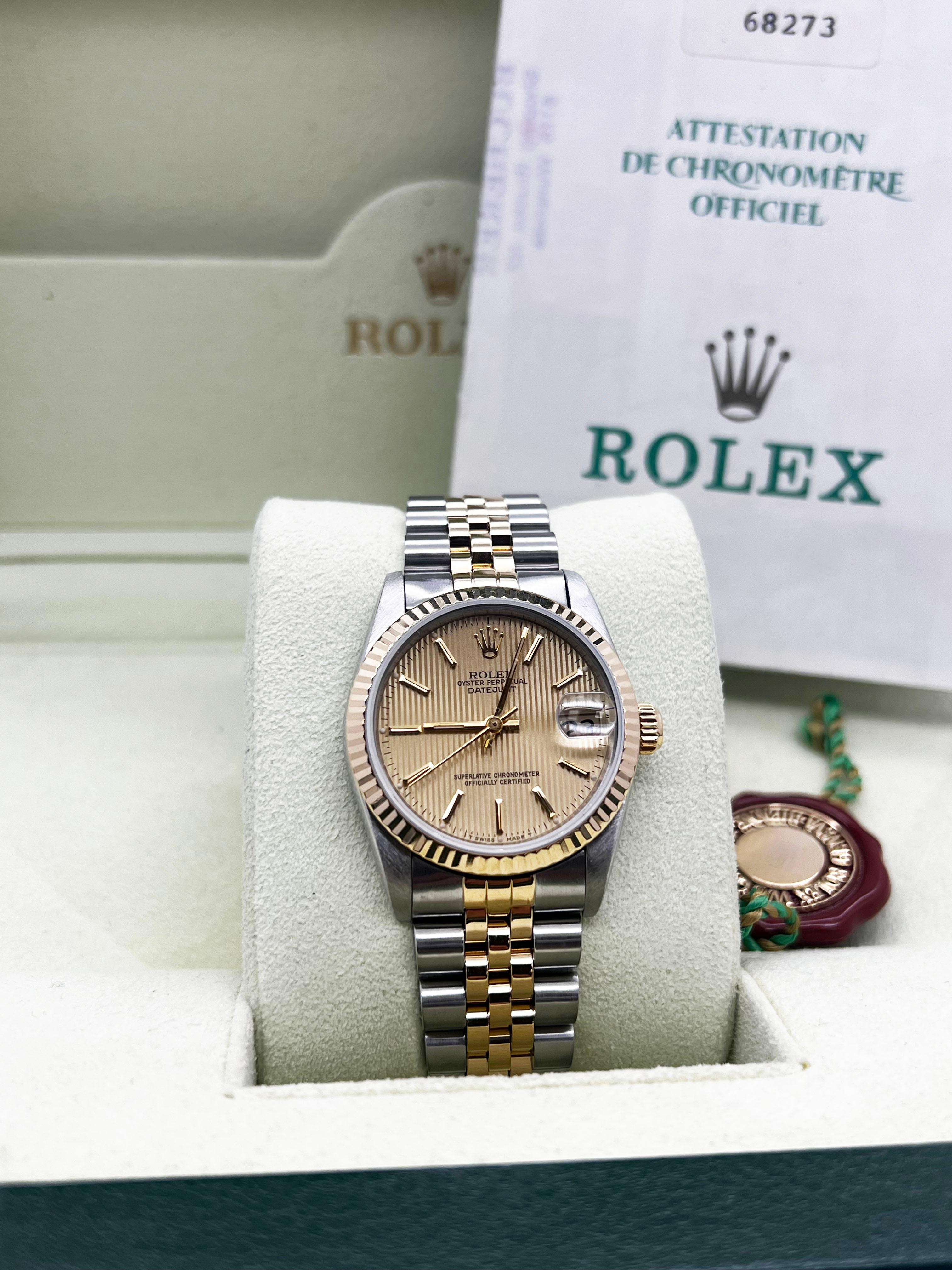Stilnummer: 68273



Seriennummer: R528***



Jahr: 1989

 

Modell: Datejust Midsize 31mm

 

MATERIAL des Gehäuses: Rostfreier Stahl 

 

Band: 18K Gelbgold & Edelstahl 

 

Lünette: 18K Gelbgold 

 

Zifferblatt: Champagner Wandteppich
