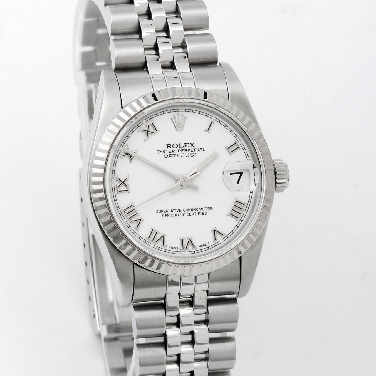SKU 68274-WHT-ROM-FLT-JBL

Marke : Rolex
Modell: Midsize Datejust Ref. 68274 - Ohne Löcher Modell 1995 
Geschlecht : Unisex
Metalle : 18K Weißgold/Edelstahl
Gehäusegröße: 31 mm
Zifferblatt : Original Rolex Weiß Römische Ziffern Zifferblatt 
Lünette