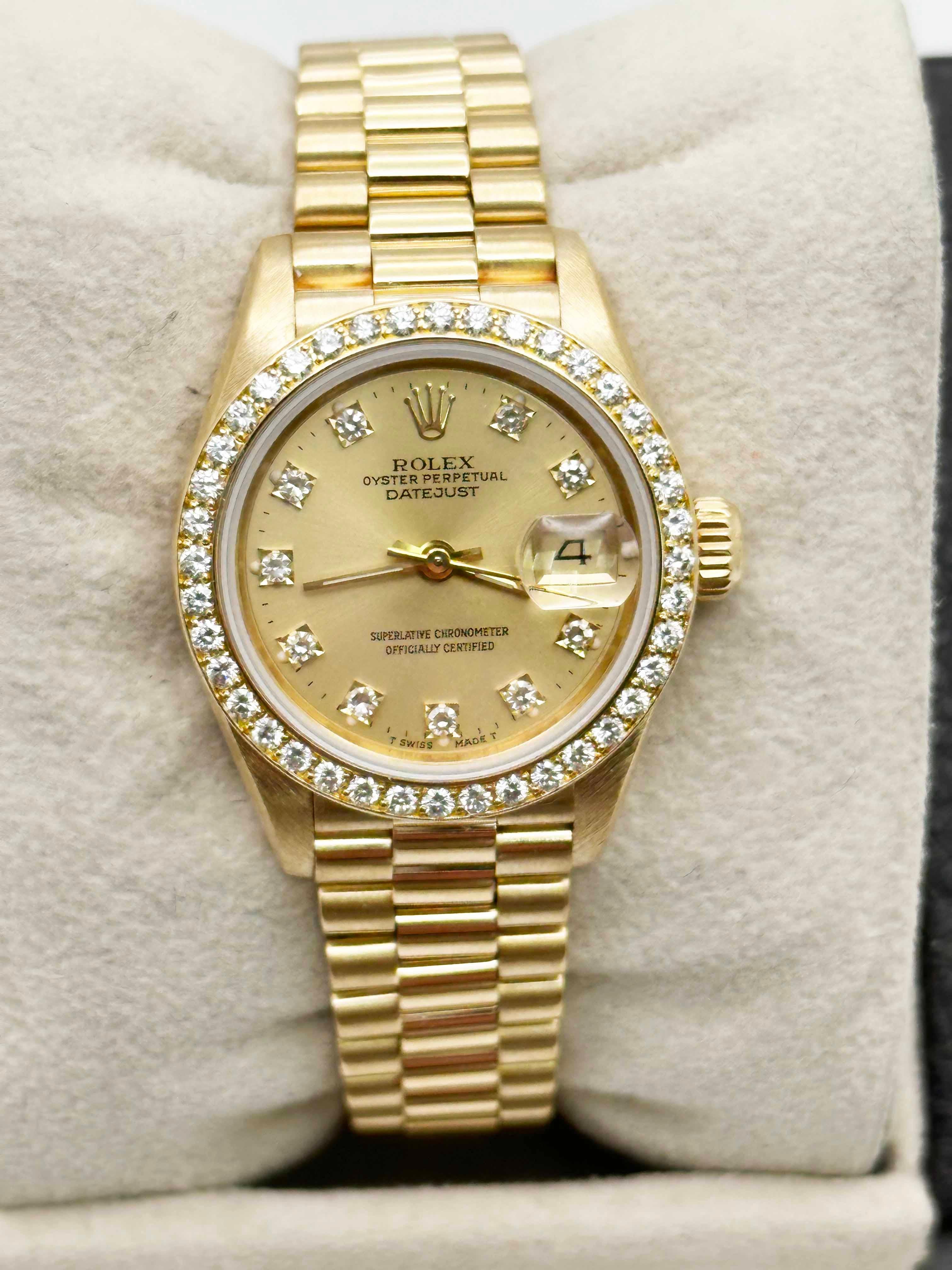 Número de estilo: 69138
De serie: R571***
Año: 1987
Model No: Señoras Datejust Presidente 
Material de la caja: Oro amarillo de 18 quilates 
Banda: Oro amarillo de 18 quilates 
Bisel: Bisel de diamante original de fábrica 
Esfera: Esfera original de