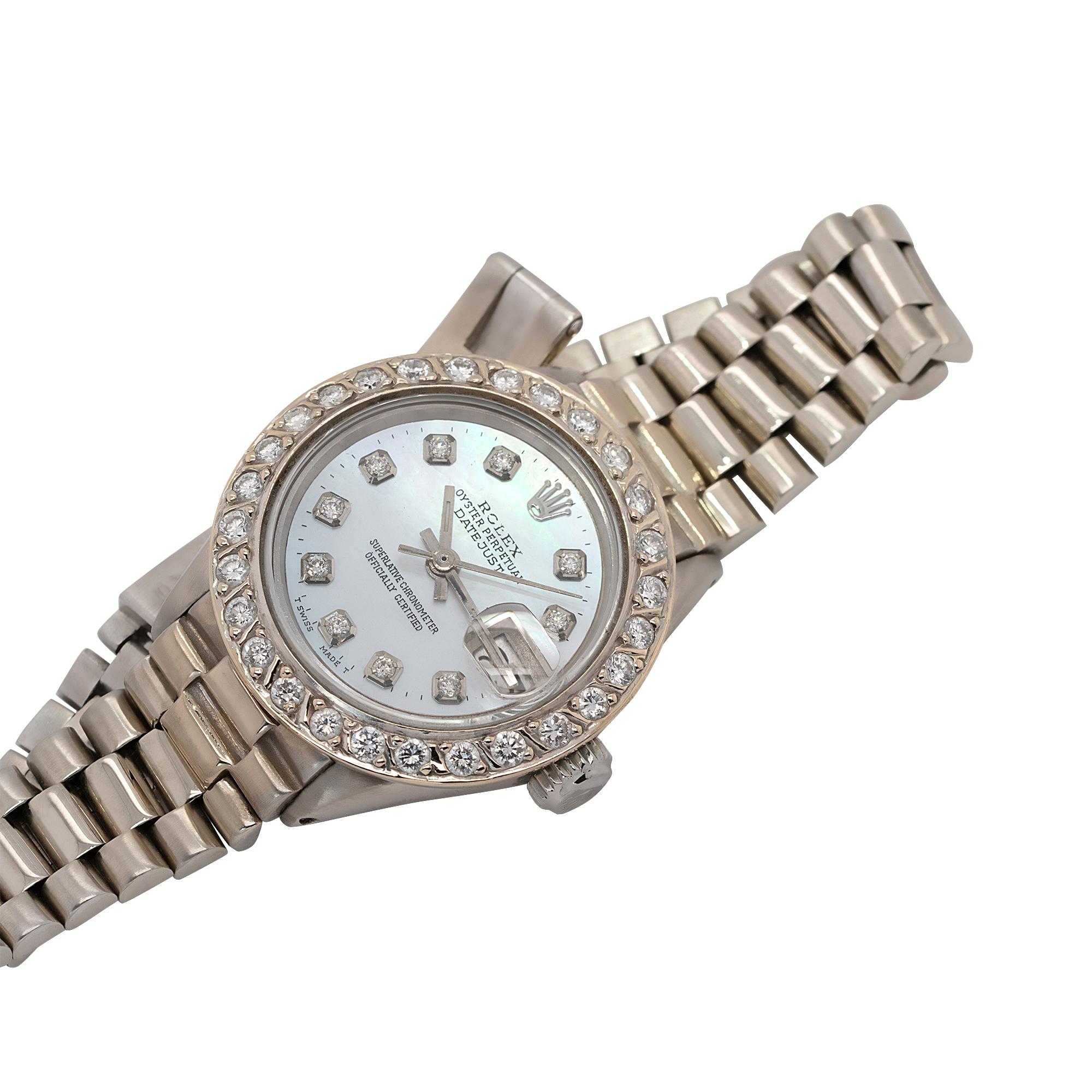 Rolex Montre Datejust 6917 avec cadran en nacre et lunette en diamants, pour femmes en vente 2