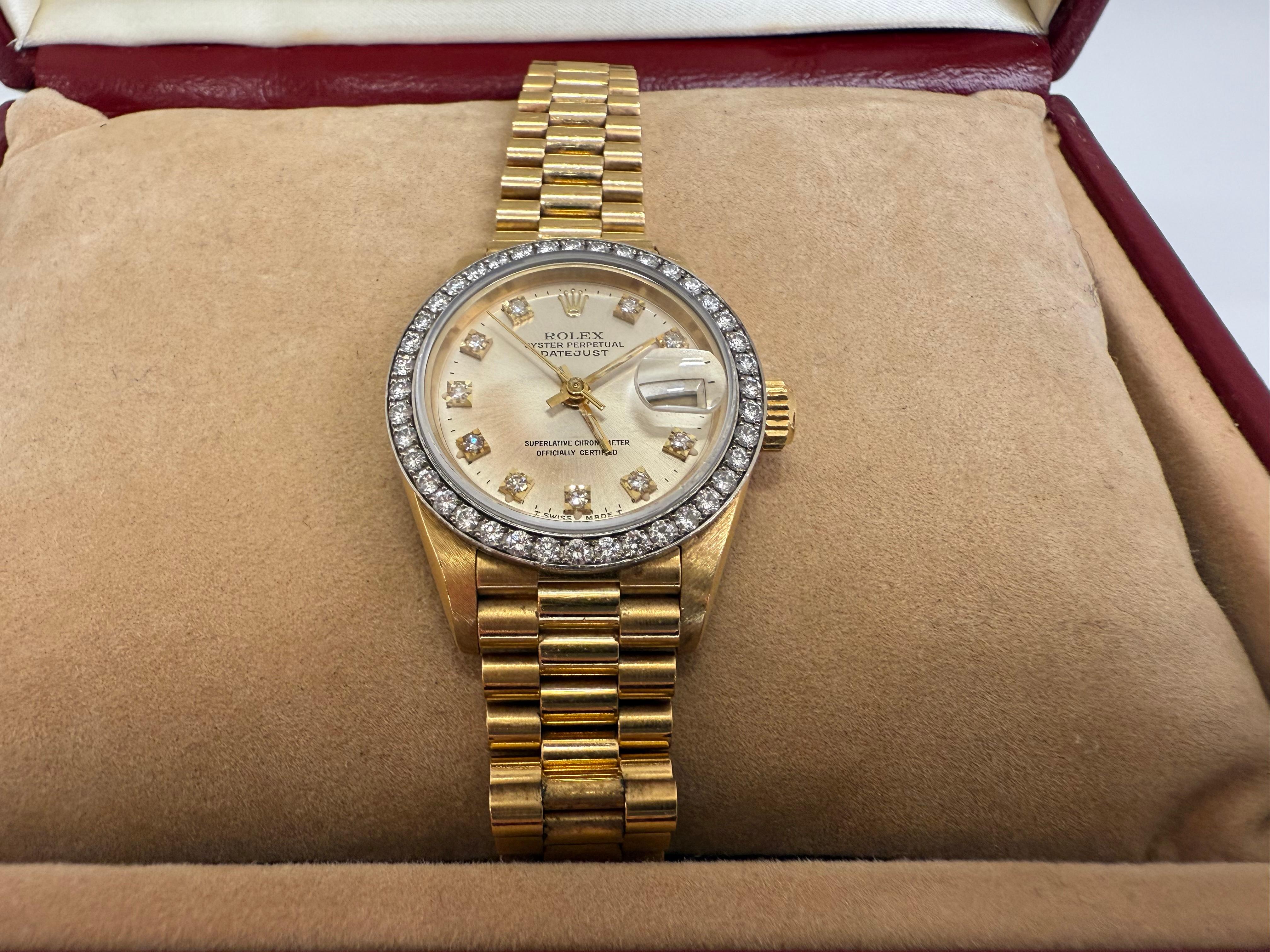 Rolex 69178 Datejust Or jaune 18k Champagne Lunette et cadran diamantés Montre femme 26 mm : 

Cette élégante Rolex Oyster Perpetual Datejust (Référence 69178) est un exemple intemporel de luxe et de savoir-faire. Fabriquée en or jaune 18 carats,