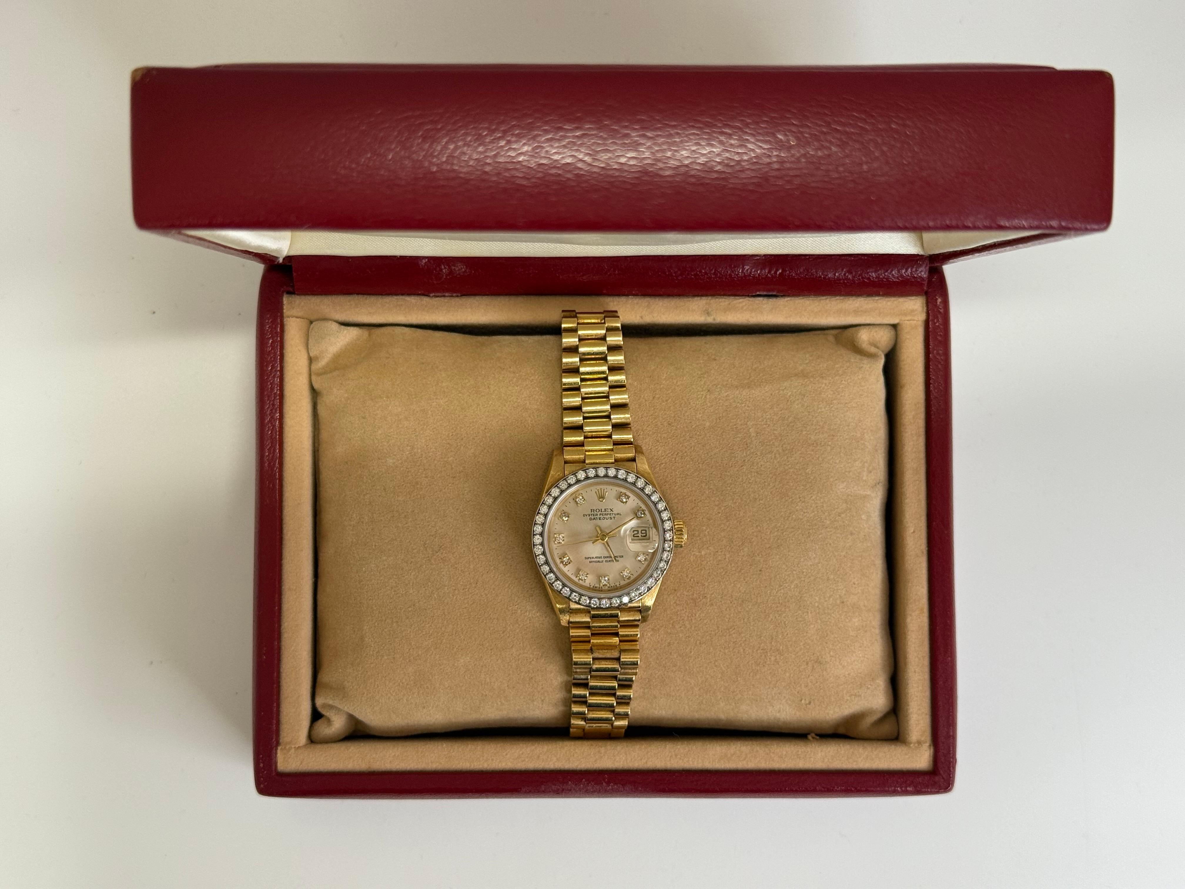 Rolex 69178 Datejust Montre pour dames en or jaune 18k avec lunette et cadran à diamants 26 mm Bon état - En vente à Plainview, NY