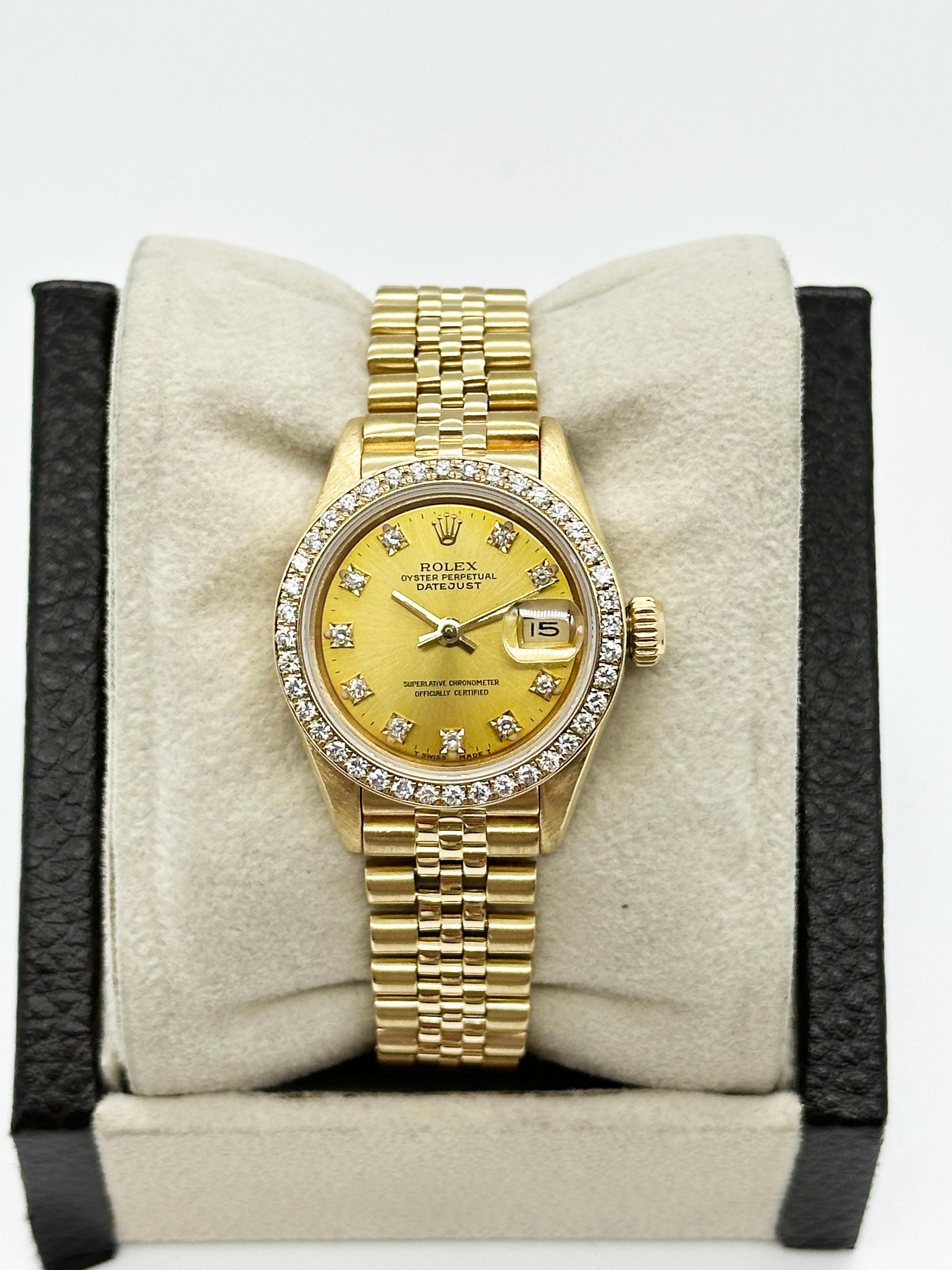 Stilnummer: 69178



Seriennummer: R484***



Jahr: 1987

 

Modell: Damen Datejust

 

MATERIAL des Gehäuses: 18K Gelbgold

 

Band: Seltene 18K Gelbgold Jubilee Band. Passend für Größe 6 - 6,25 Zoll Handgelenk

  

Lünette: Fabrik Diamant