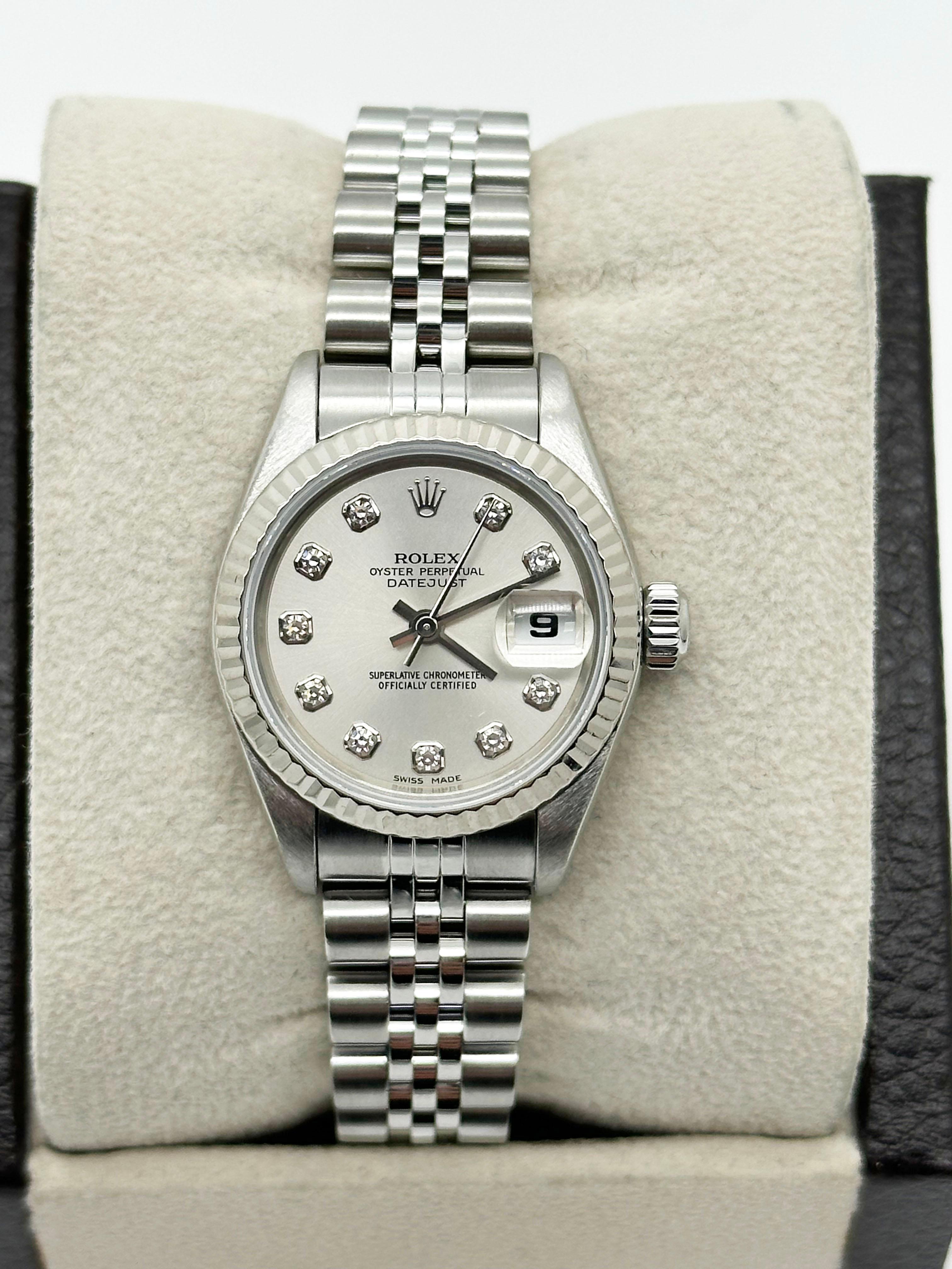 Stilnummer: 79174
Seriennummer: Y736***
Jahr: 2002
Modell: Damen Datejust
MATERIAL des Gehäuses: Rostfreier Stahl
Band: Rostfreier Stahl
Lünette: Edelstahl
Zifferblatt: Silbernes Diamant-Zifferblatt
Gesicht: Saphirglas
Gehäusegröße: 26mm 

 Enthält: