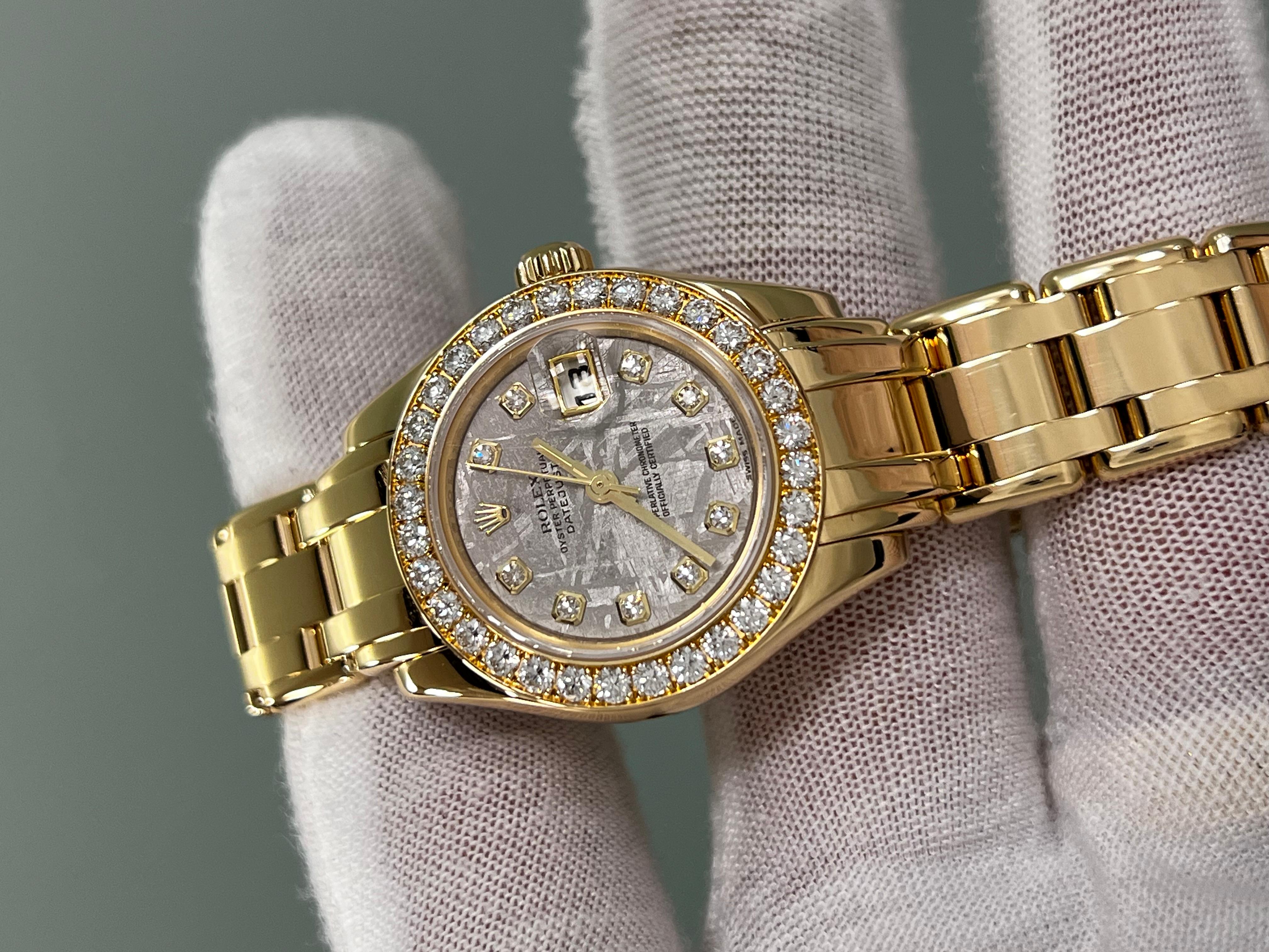 Stilnummer: 80298



Seriennummer: Z468***



Jahr: 2010

 

Modell: Damen Datejust Pearlmaster 

 

MATERIAL des Gehäuses: 18K Gelbgold 

 

Band:  18K Gelbgold 

 

Lünette:  Original Fabrik Diamant Lünette 

 

Zifferblatt: Original Fabrik