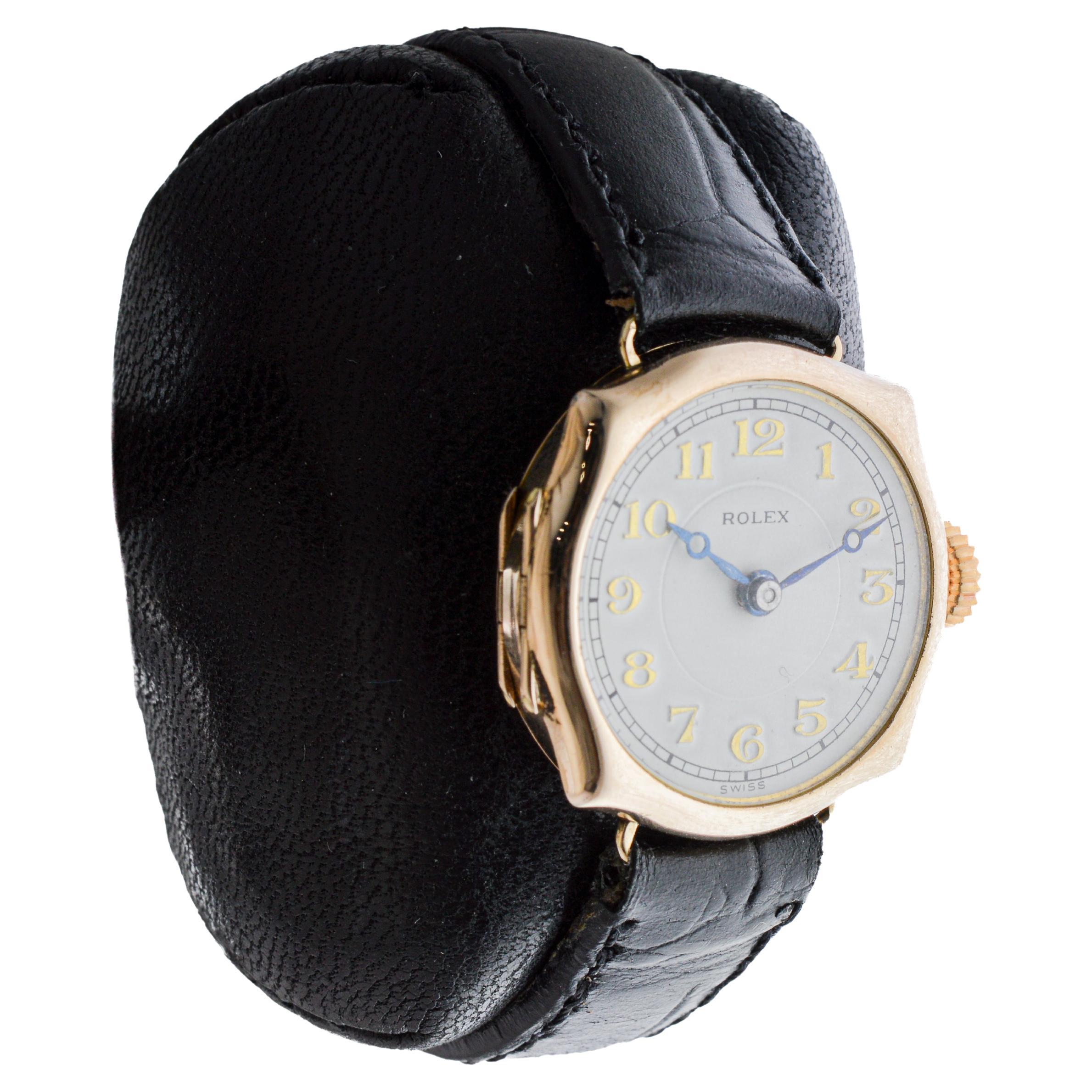 USINE / MAISON : Compagnie des montres Rolex
STYLE / RÉFÉRENCE : Campaigner Style / Wire Lugs (cosses à fils)
METAL / MATERIAL : 9Ct. Or rose
CIRCA / ANNÉE : 1915
DIMENSIONS / TAILLE : Longueur 28mm X Diamètre 25mm
MOUVEMENT / CALIBRE : Remontage