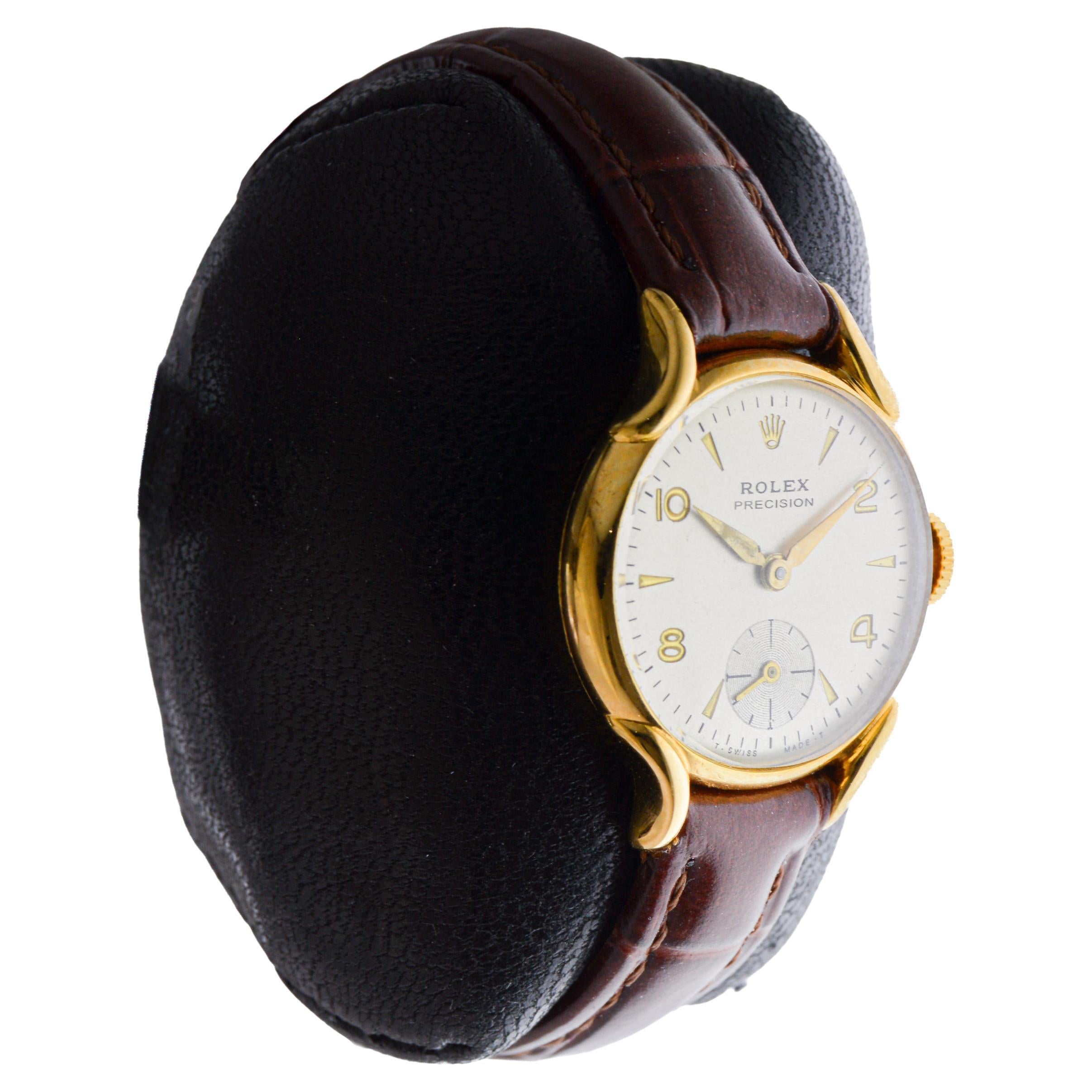 FABBRICA / CASA: Rolex Watch Company
STILE / RIFERIMENTO: Mid Century Round 
METALLO / MATERIALE: Oro massiccio 9 carati 
CIRCA / ANNO: 1950
DIMENSIONI: Lunghezza 29 mm 