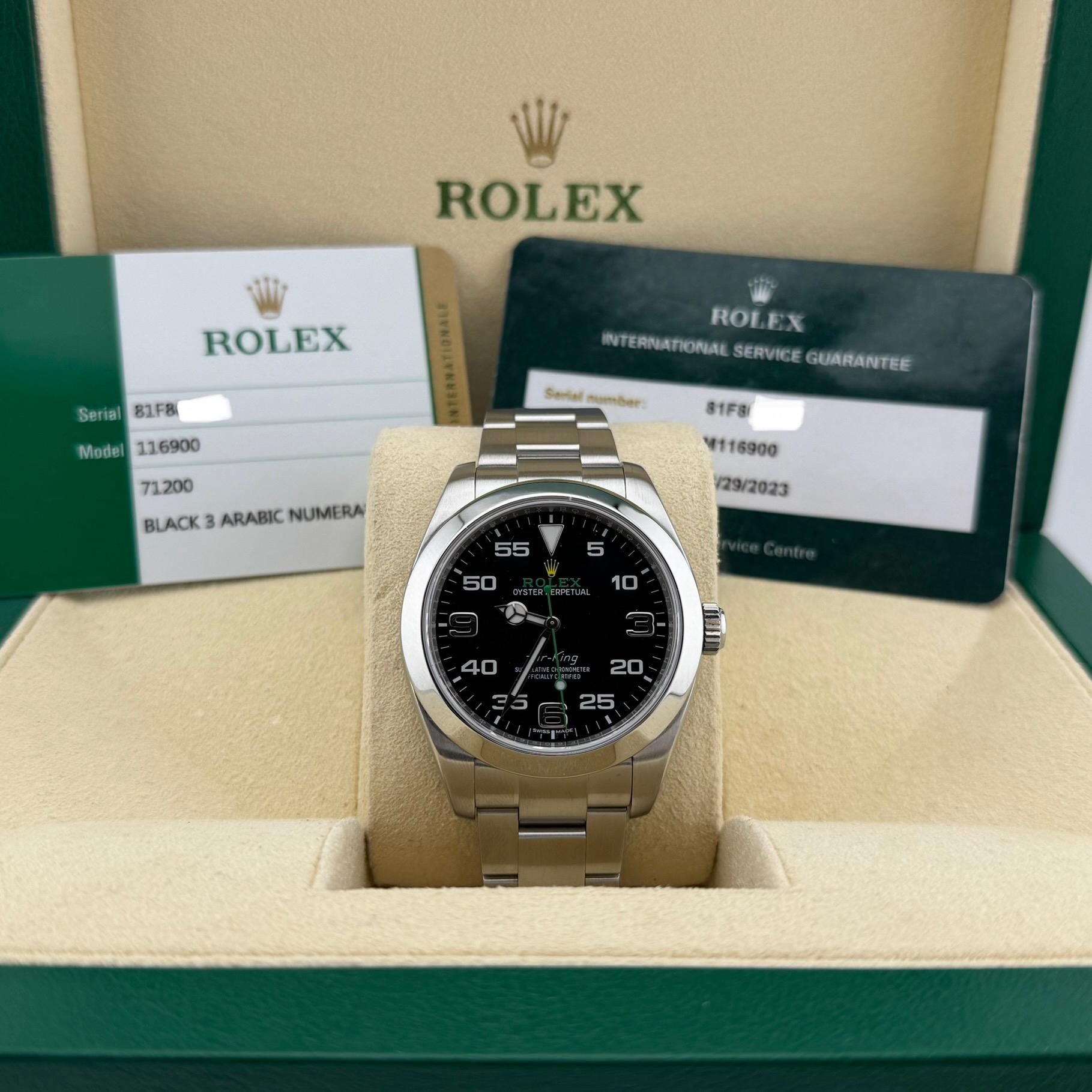 Numéro de style : 116900



Série : 81F8****



Année : 2016

 

Modèle : Rolex Air-King

 

Matériau du boîtier : Acier inoxydable

 

Bande : Acier inoxydable

  

Lunette : Acier inoxydable

  

Cadran : Noir

 

Cristal : Saphir

 

Taille du
