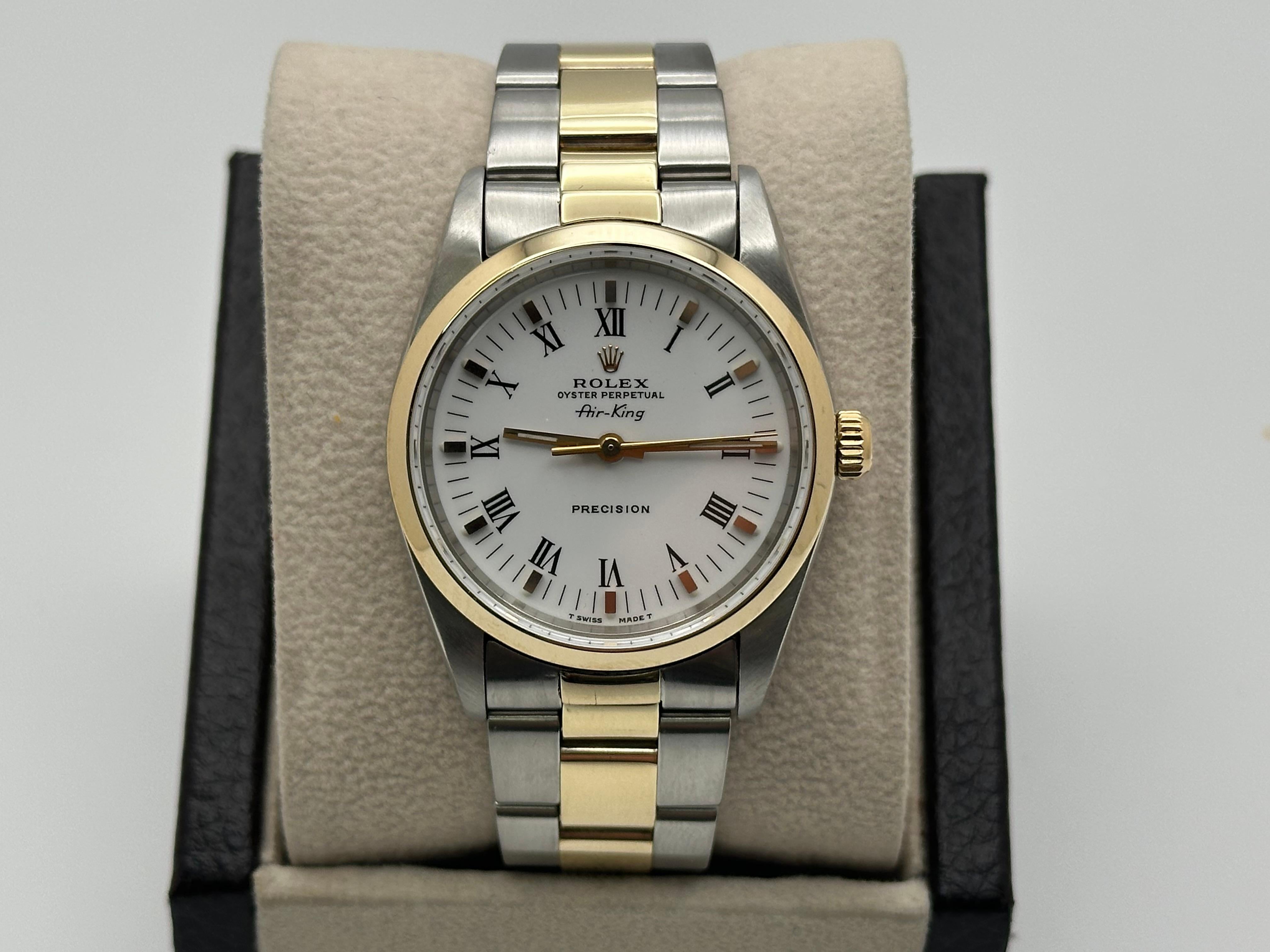 Numero di stile: 14000



Seriale: X615***



Anno: 1991

 

Model: Rolex Air King

 

Materiale della cassa: Acciaio inossidabile 

 

Fascia: oro giallo 14 carati e acciaio inossidabile 

  

Lunetta: oro giallo 14 carati 

  

Quadrante: