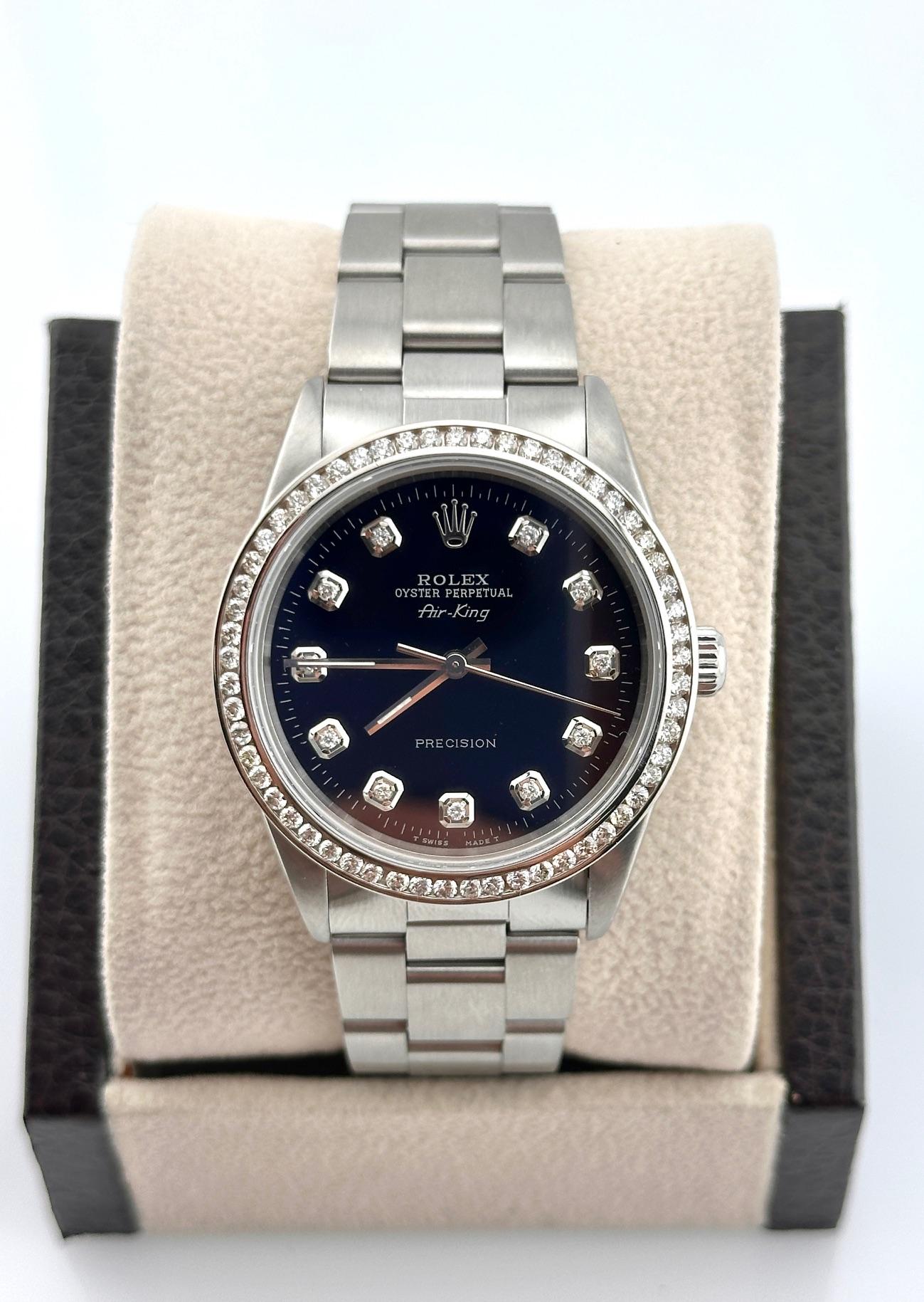 Numero di stile: 14000

Seriale: U832***

Anno: 1997

Model: Rolex Air King

Materiale della cassa: Acciaio inossidabile

Fascia: Acciaio inossidabile

Lunetta: lunetta personalizzata con diamanti

Quadrante: quadrante personalizzato con diamanti