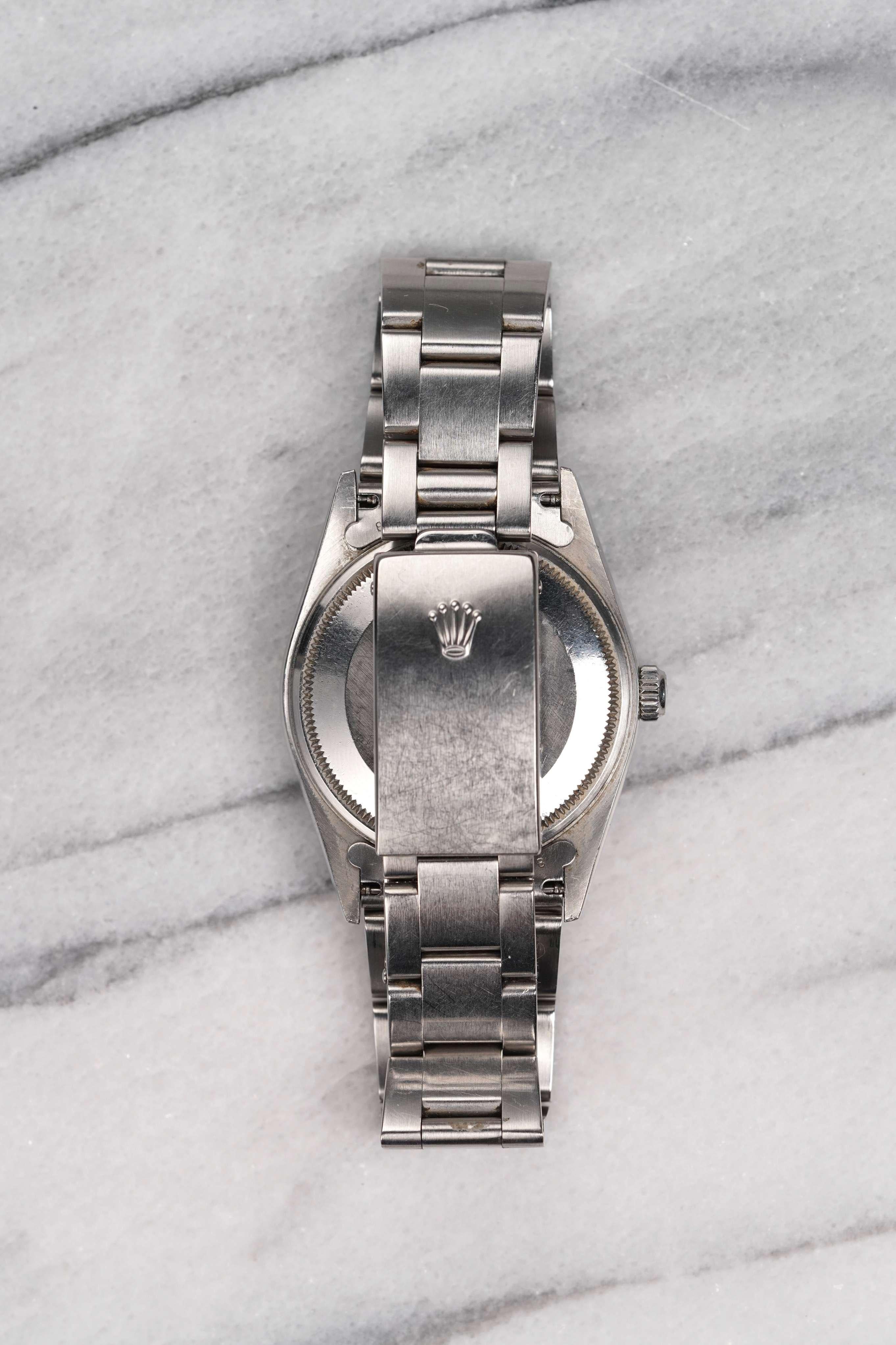Ecco un Rolex Air-King Oyster Perpetual Precision Reference 14000, automatico, con un sorprendente quadrante a numeri arabi rosa salmone, risalente alla fine degli anni '90 e all'inizio degli anni 2000. Tiene benissimo il tempo ed è perfettamente