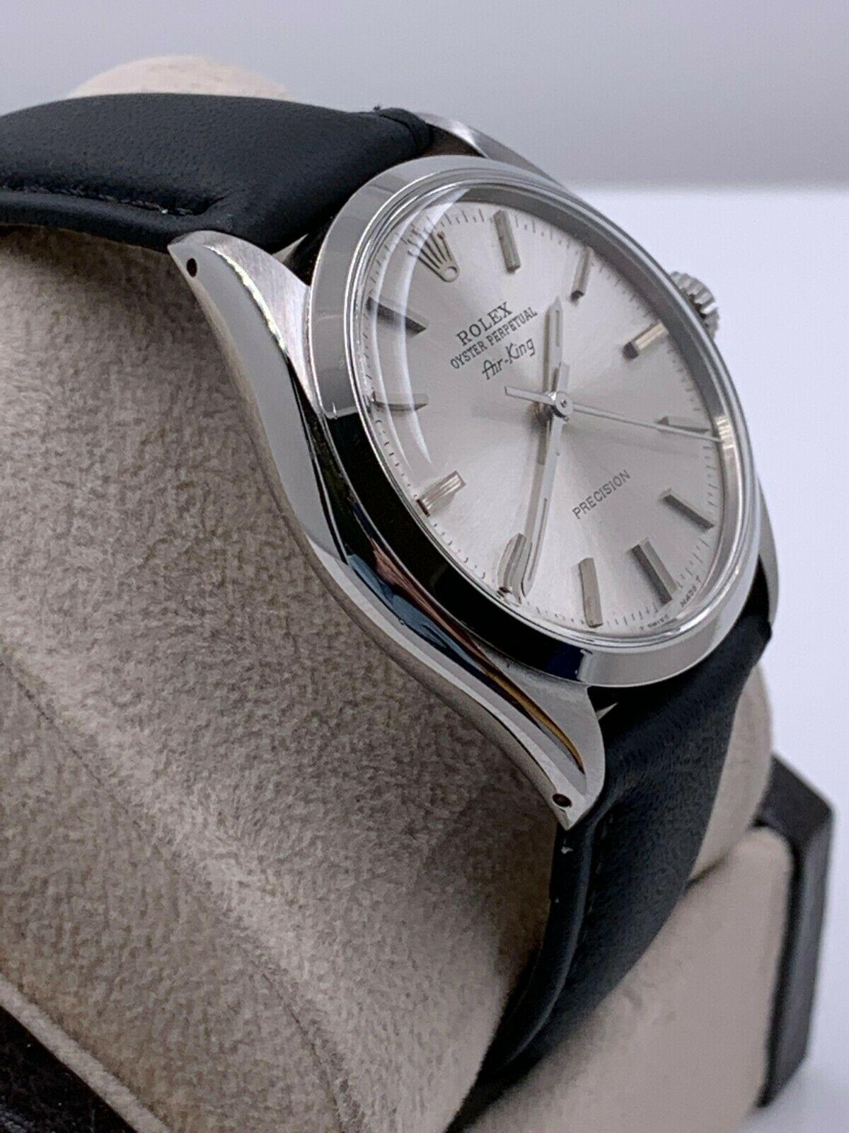 Style Number: 5500

 

Serial: 6292***

 

Model: Air King

 

Case Material: Stainless Steel

 

Band: Custom Leather Band

 

Bezel: Stainless Steel

 

Dial: Silver

 

Face: Acrylic

 

Case Size: 34mm

 

Includes: 

-Elegant Watch