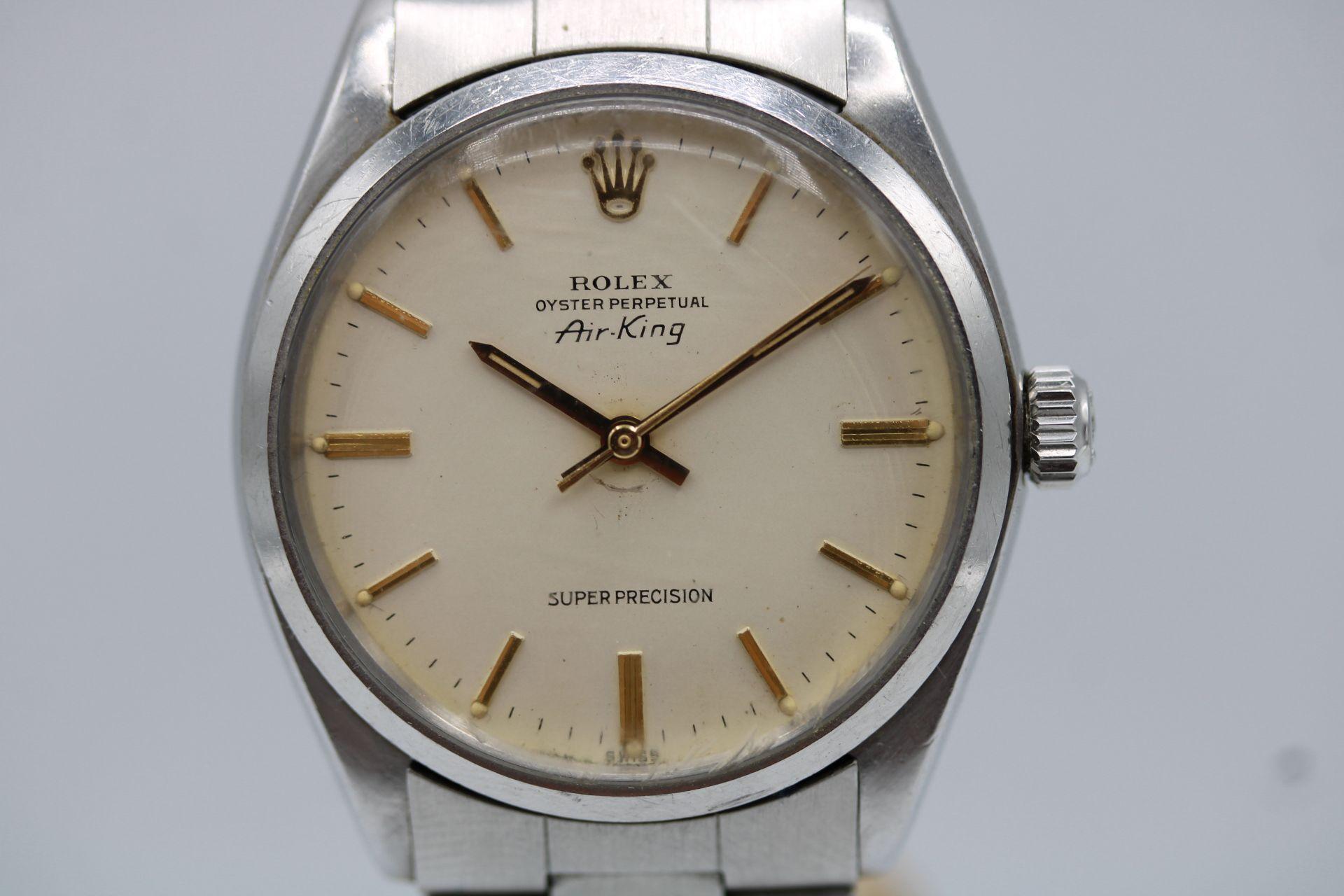 Diese bemerkenswerte Rolex Air-King 5500 Super Precision ist nicht einfach nur eine Vintage-Uhr - sie ist eine Zeitkapsel mit echter Militärgeschichte, die mit einer reichen, vollständig rückverfolgbaren Provenienz präsentiert wird.

Ursprünglich