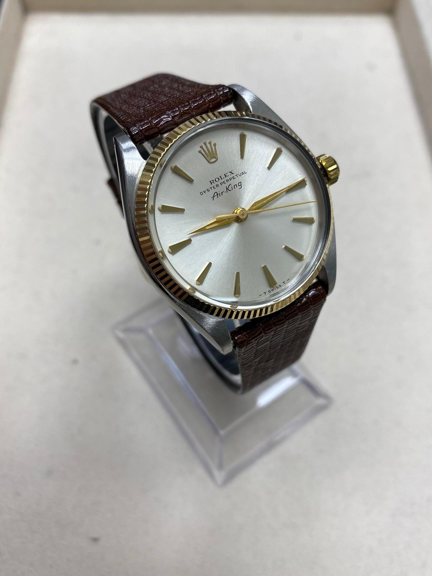 Style Number: 5501

 

Serial: 968***

 

Model: Air King

 

Case Material: Stainless Steel 

 

Band: Custom Leather Band 

 

Bezel:  14K Yellow Gold

 

Dial: Silver

 

Face: Acrylic 

 

Case Size: 34mm

 

Includes: 

-Elegant Watch