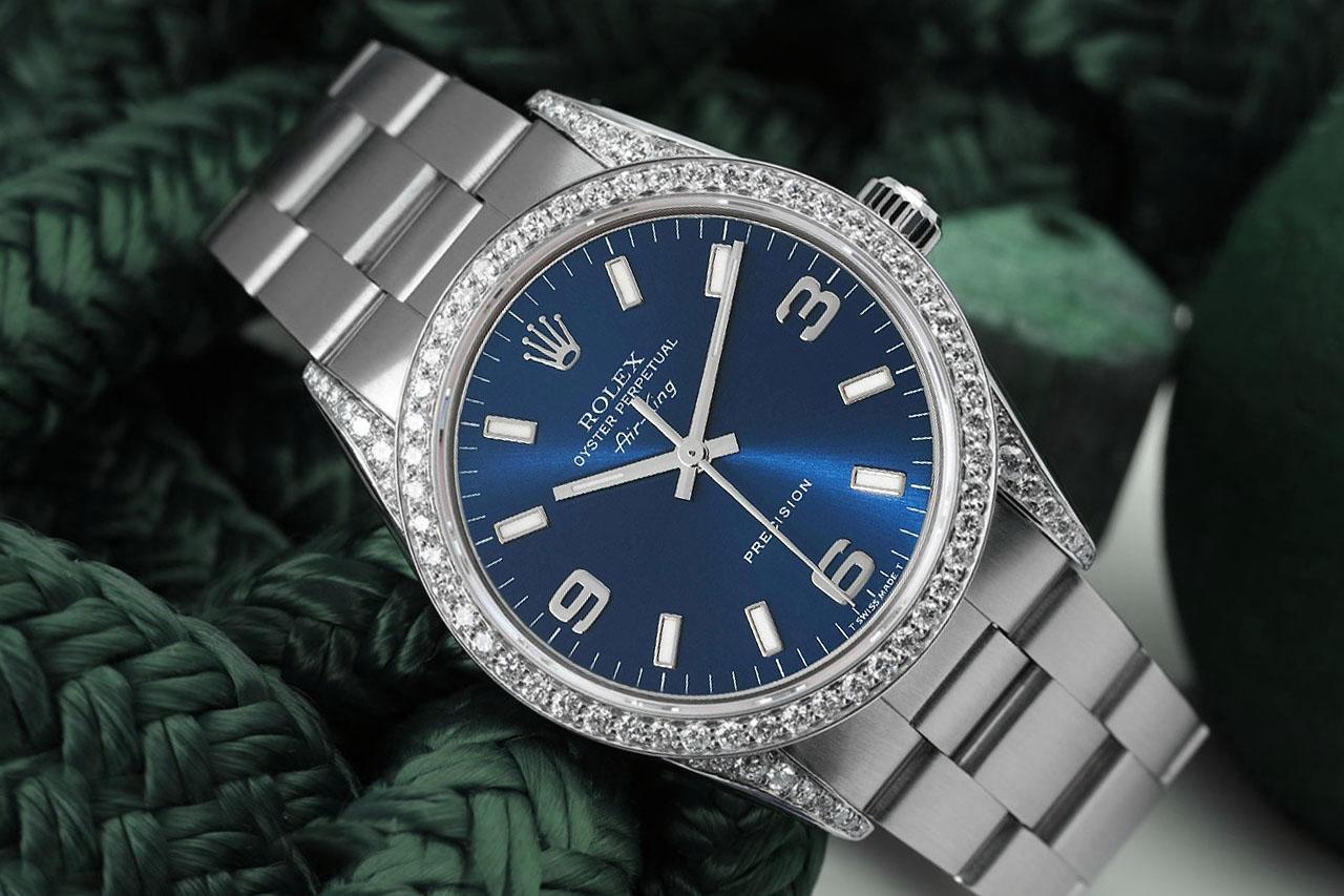 Montre Rolex Air King Cadran bleu Lunette diamantée et cornes Acier inoxydable 34mm 
La montre a été sertie de diamants du marché secondaire (non Rolex). Cette montre est dans un état comme neuf. Il ne présente aucune rayure ou imperfection visible.
