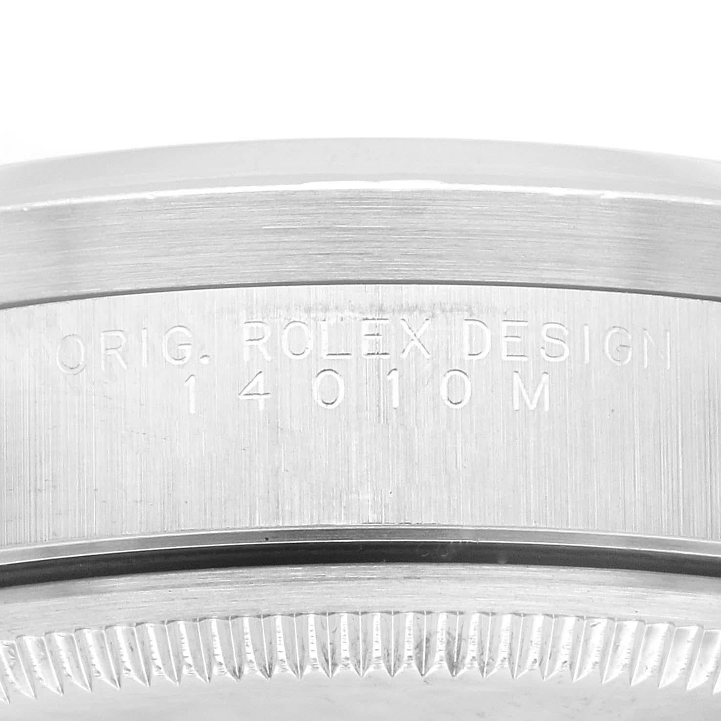 Rolex Air King Engine Turned Bezel Silver Dial Steel Mens Watch 14010. Mouvement automatique à remontage automatique. Boîtier en acier inoxydable de 34.0 mm de diamètre. Logo Rolex sur la couronne. Lunette en acier inoxydable tournée au moteur.