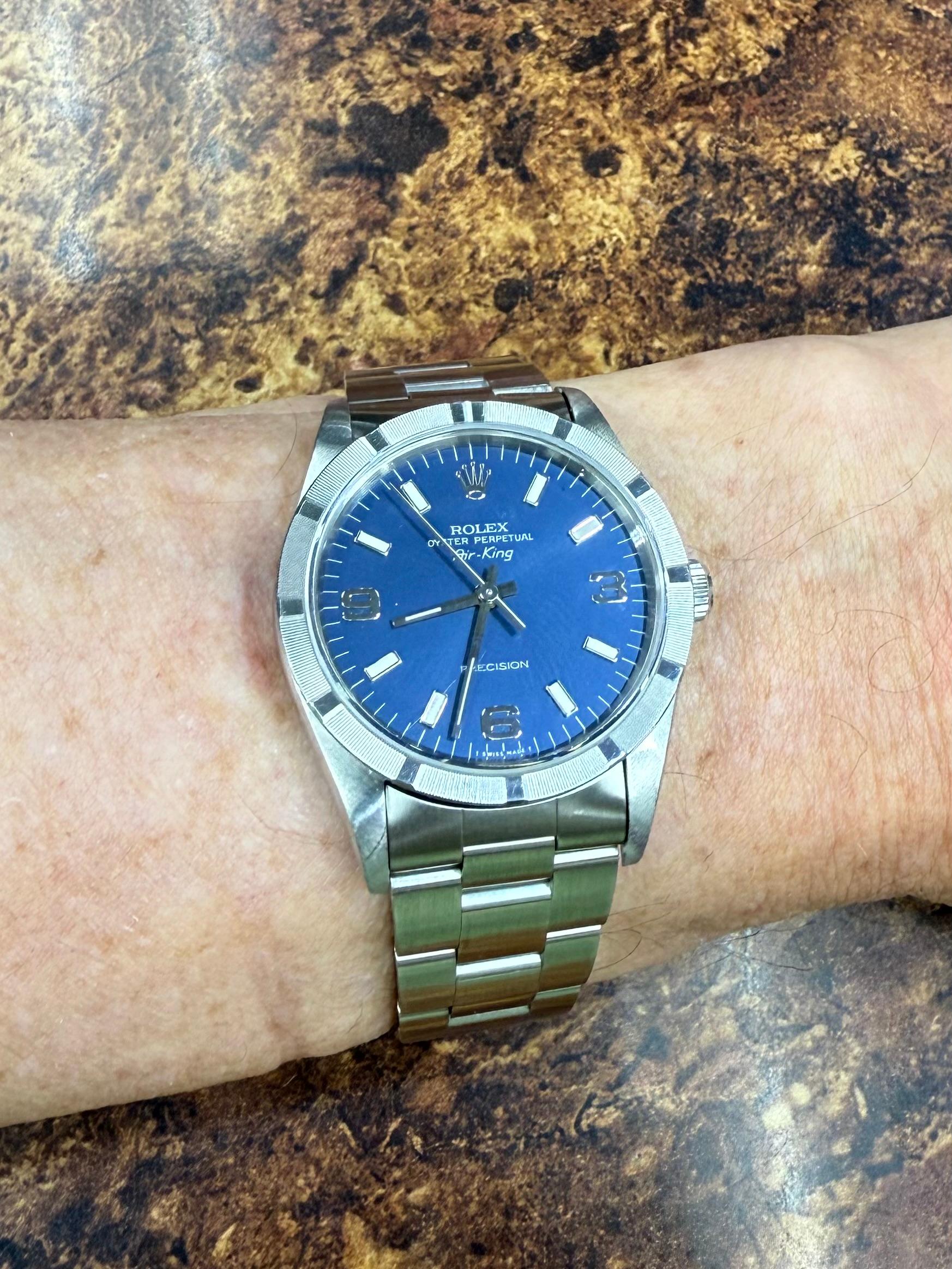 Rolex Air King Edelstahl-Armbanduhr CIRCA 1993.

Die Rolex Air King Edelstahl-Armbanduhr ist von 1993.  Das Band ist ein Oyster-Band und das blaue Zifferblatt hat Indexe und 3/6/9 arabische Zahlen.  Was für eine schöne Uhr in sehr gutem Zustand. 