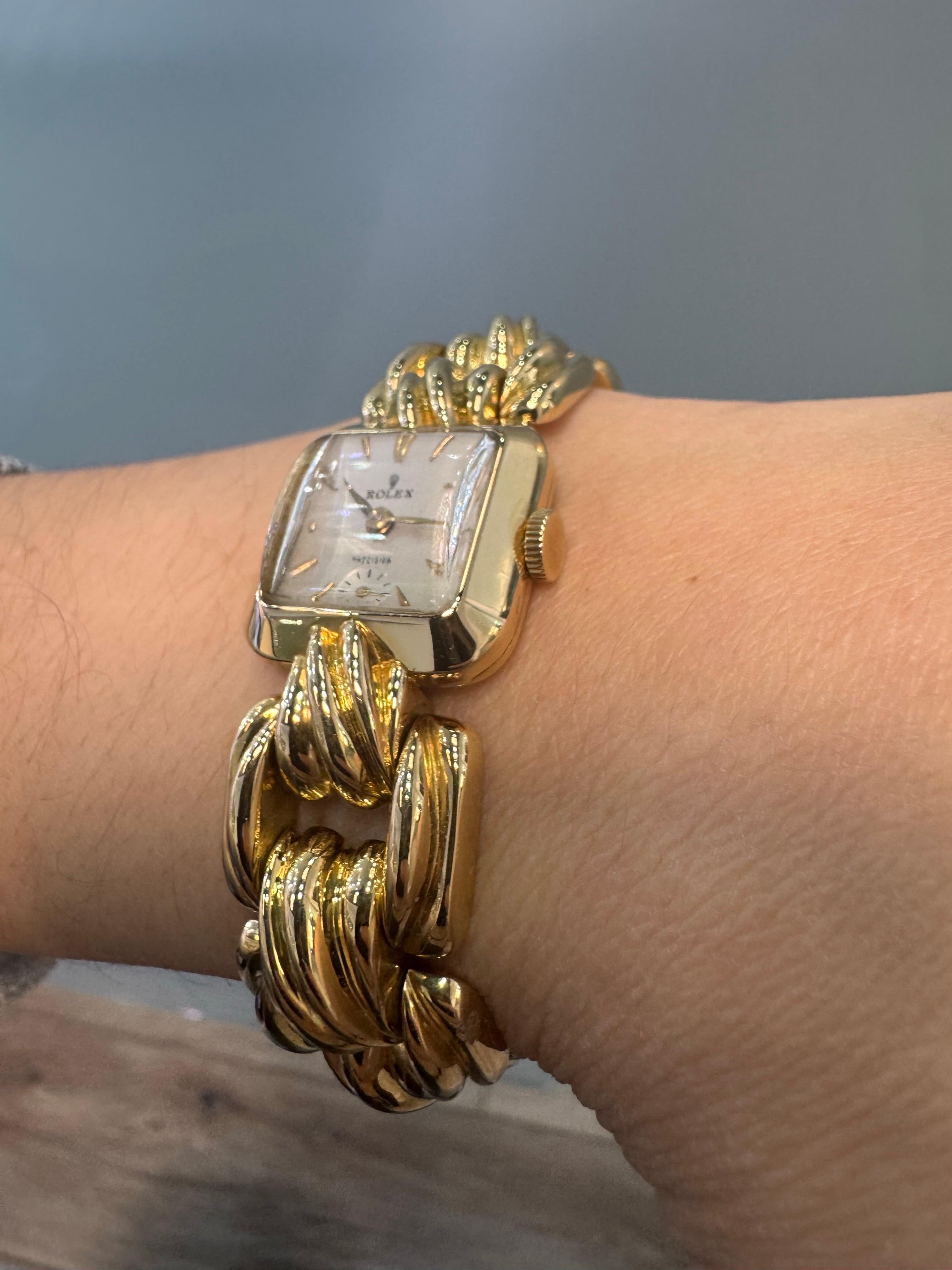 Rolex petite montre carrée ancienne en or 18 carats pour femmes Pour femmes en vente