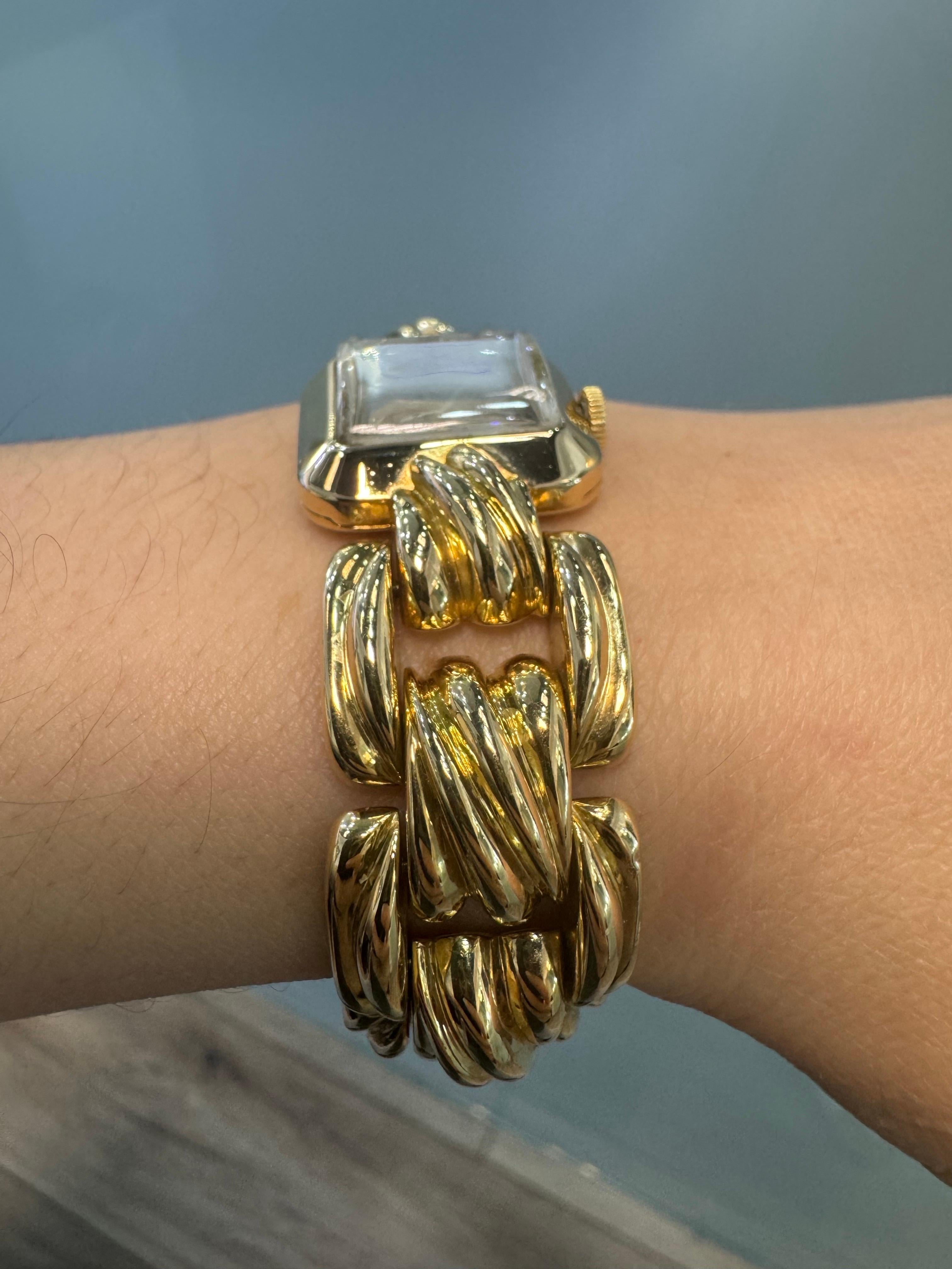 Rolex petite montre carrée ancienne en or 18 carats pour femmes en vente 1