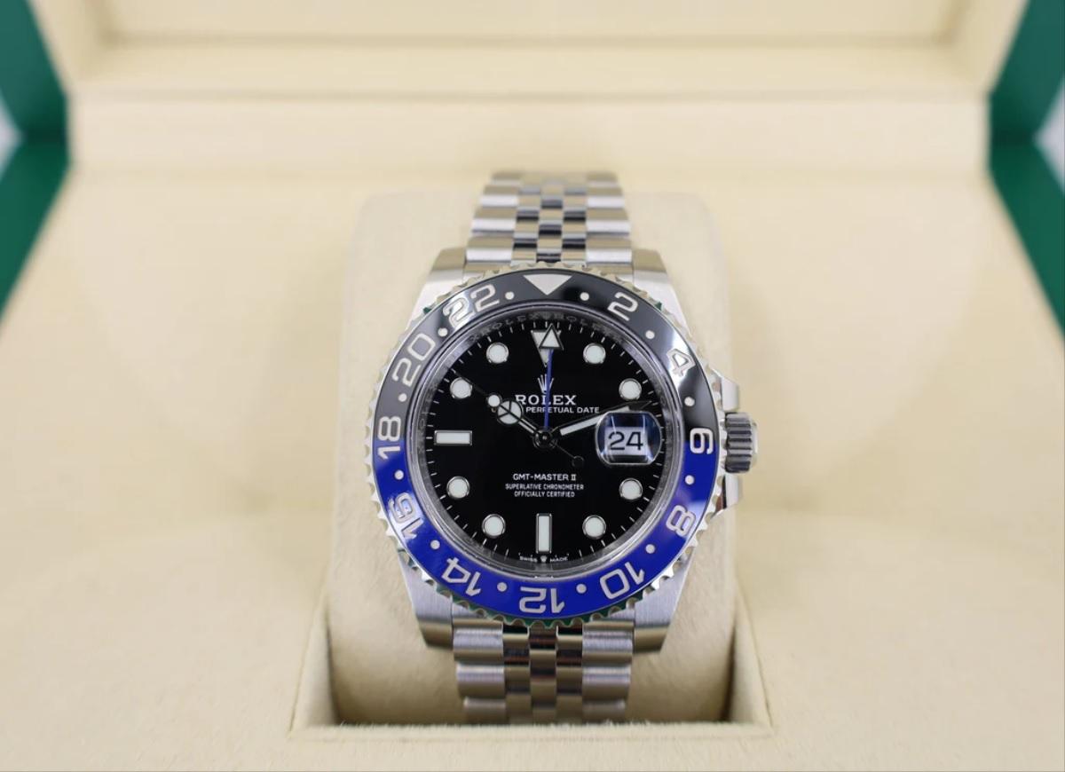 Rolex Steel GMT-Master II 40 Watch - Black And Blue Batman Bezel - Black Dial - Jubilee Bracelet

40mm stainless steel case with Oystersteel monobloc middle case, screw-down crown, bidirectional rotatable 24-hour graduated bezel with black and blue