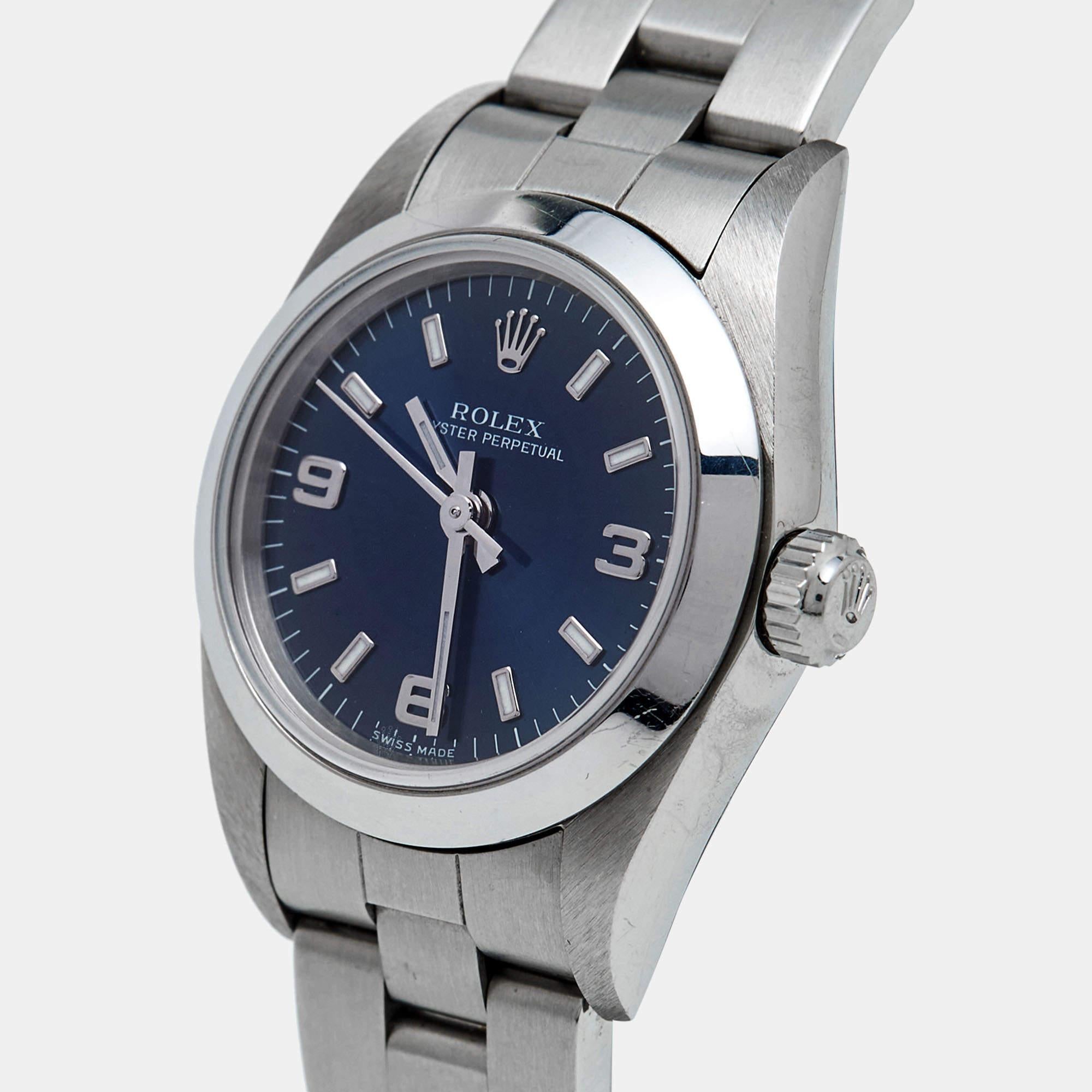 Exhibiting a classic appeal, this Oyster Perpetual 76080 Automatic Wristwatch from the house of Rolex is a fine example of elevated style. This stainless steel watch features a smooth bezel and a distinct blue dial with elegant hour markers and