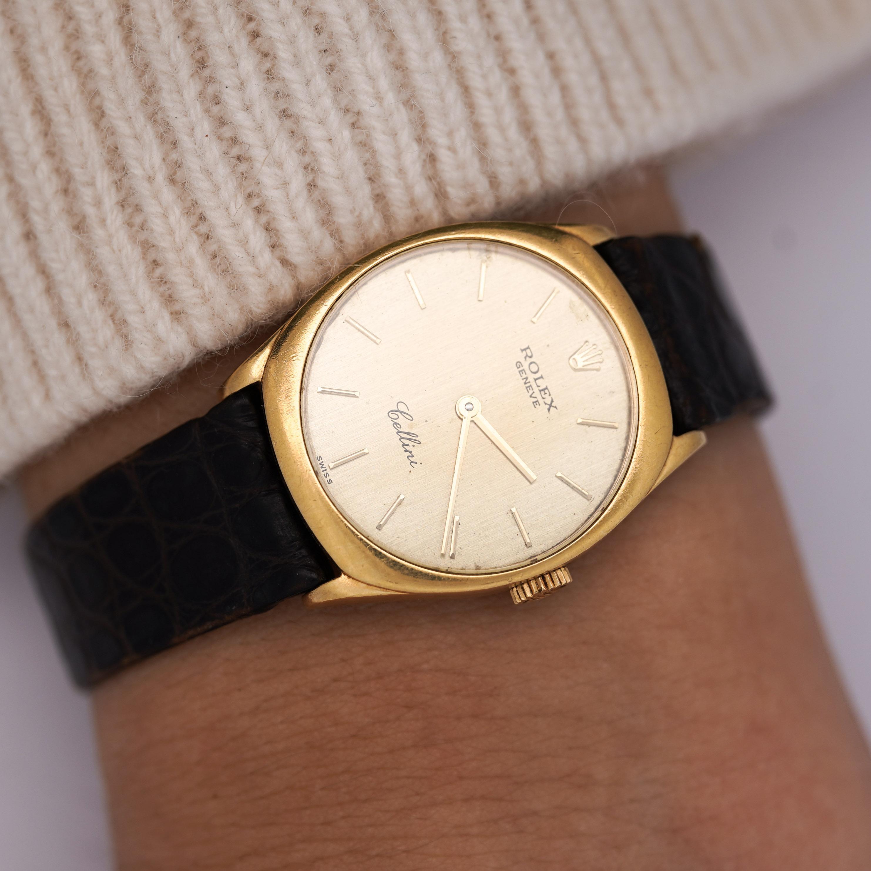Rolex Cellini vintage de 1995 de cuerda manual en oro amarillo de 18 quilates con caja redonda de 25 mm, esfera de color champán con efecto sol y marcadores horarios de bastón aplicados. Se completa con una correa de piel repujada en cocodrilo