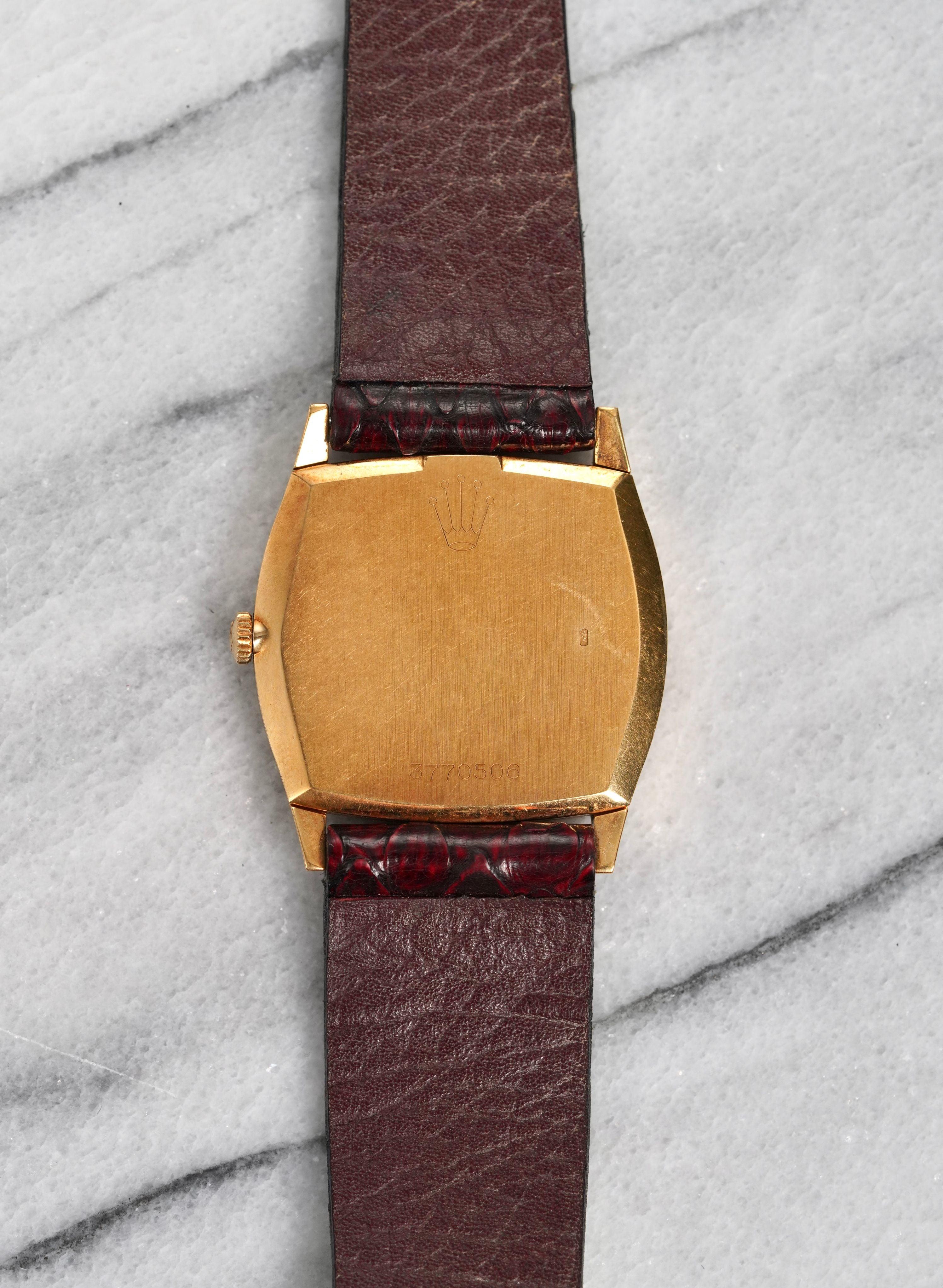 Hier ist eine Vintage Rolex Cellini Referenznummer 3805 Handaufzug in 18K Gelbgold mit einem weißen römischen Ziffernblatt aus den 70er Jahren. Hält die Zeit gut ein und ist voll funktionsfähig. Die Abmessungen umfassen eine Gehäusegröße von 31 mm