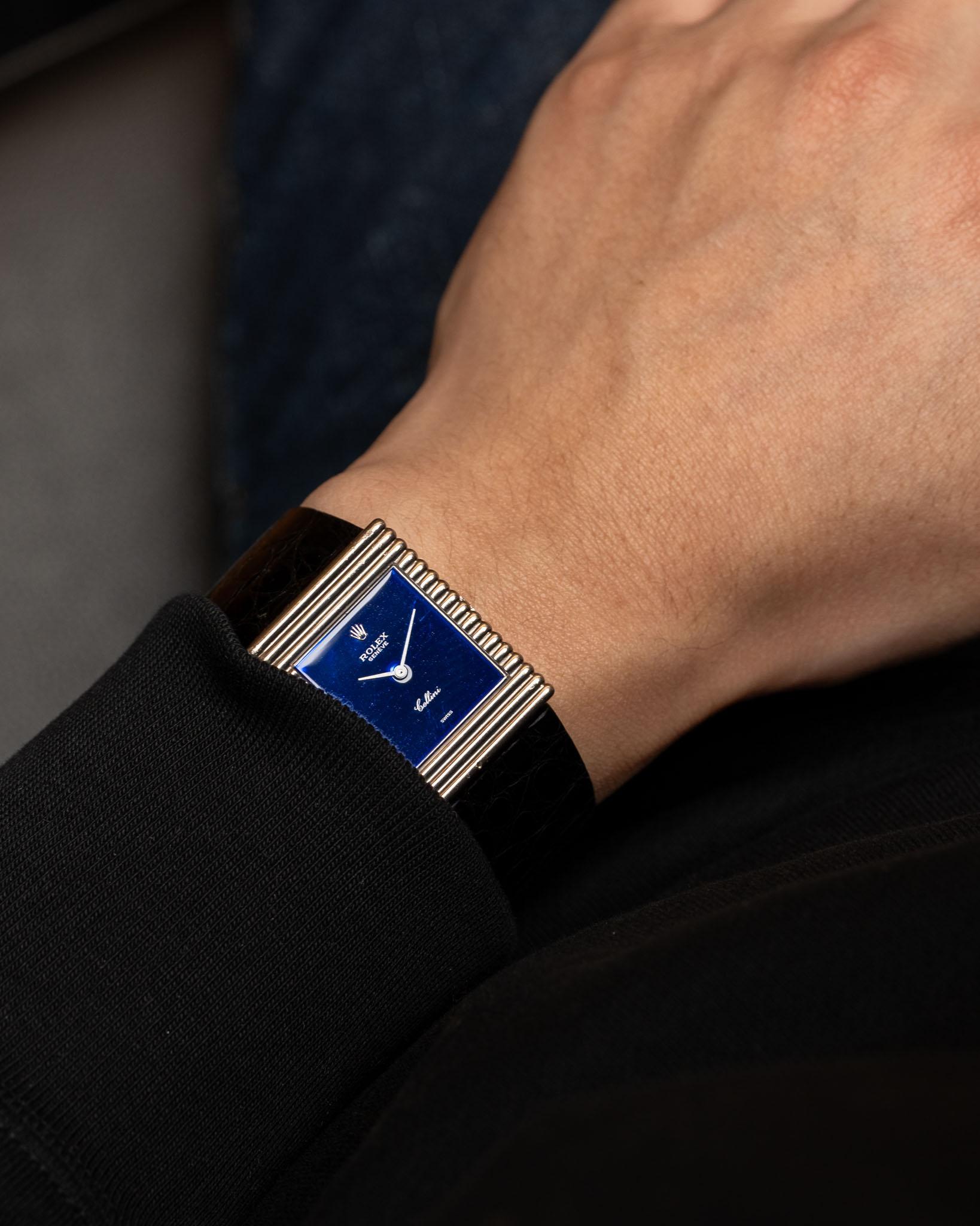 Rolex Cellini Ref. 4012, cadran miroir violet-bleu, or blanc 18 carats, 1974

Cette rare et élégante Rolex Cellini référence 4012 de 1974 illustre l'engagement de la Maison pour des montres habillées raffinées, distinctes de la ligne robuste Oyster