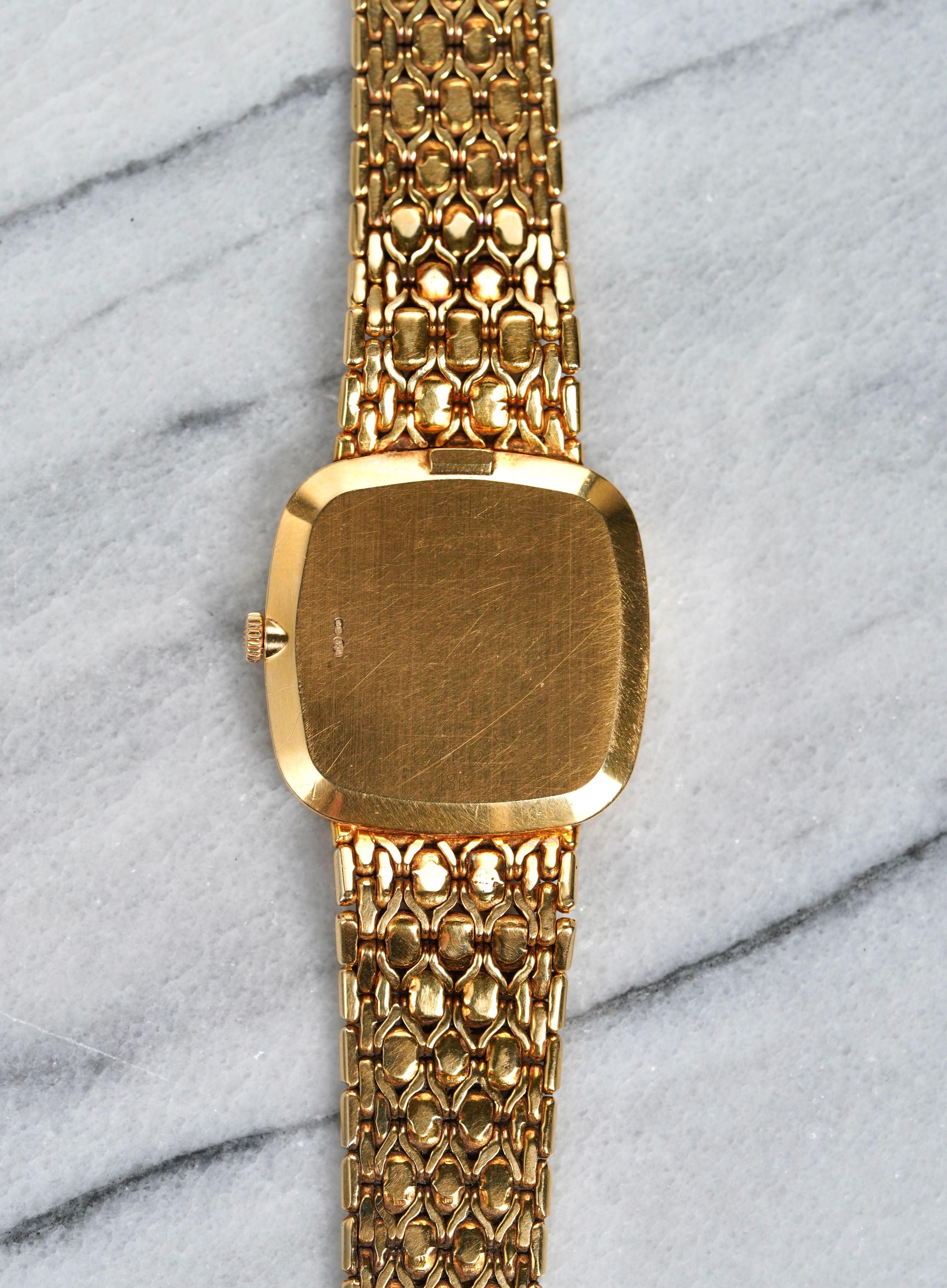 Hier ist eine Vintage Rolex Cellini Referenz 4114 mit manuellem Aufzug und einem champagnerfarbenen Sonnenschliff-Zifferblatt aus 18K Gelbgold aus den 90er Jahren. Hält die Zeit gut ein und ist voll funktionsfähig. Die Abmessungen umfassen ein 30x30